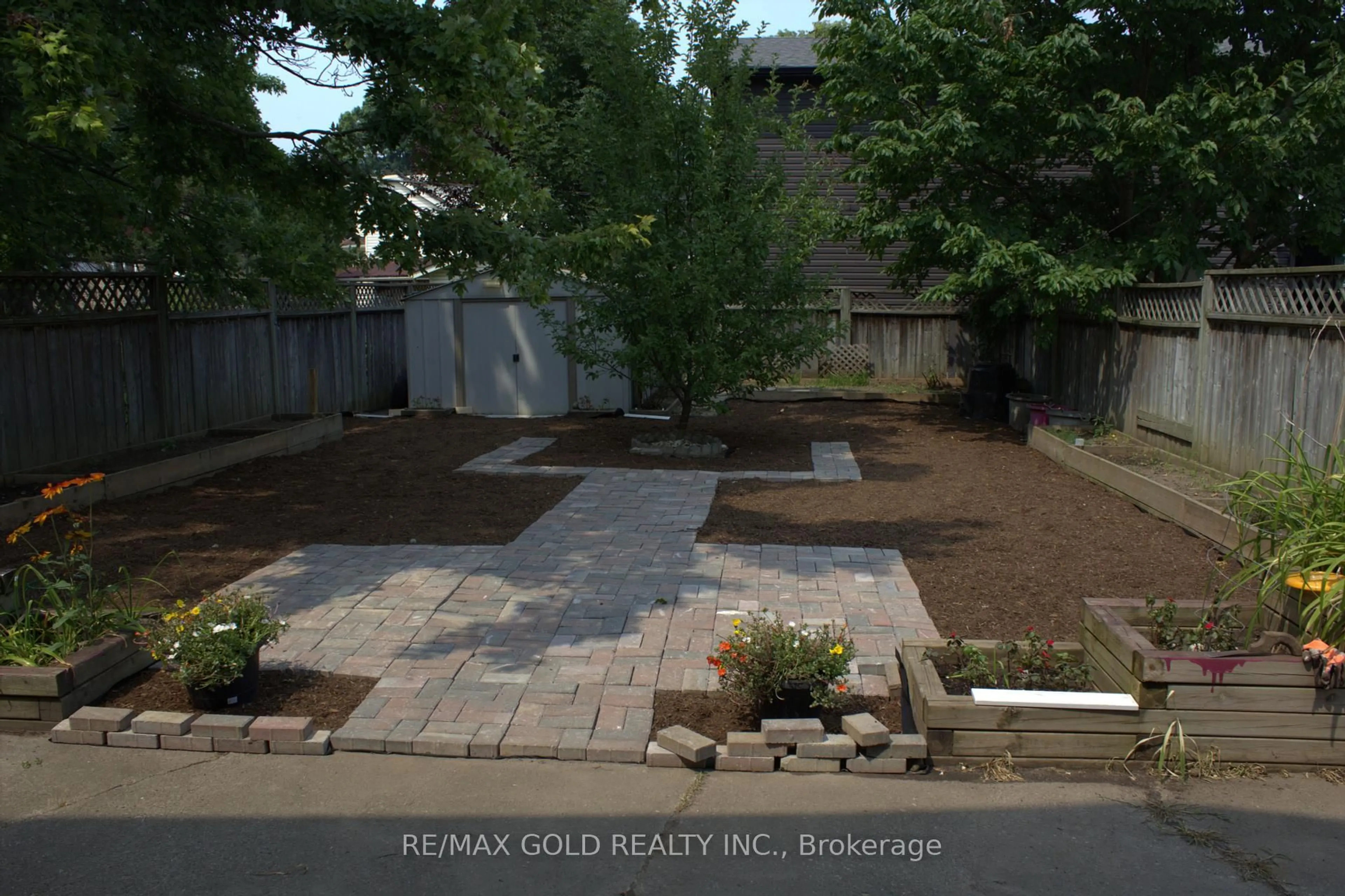 Patio, street for 152 Elgin St, Brantford Ontario N3S 5A5