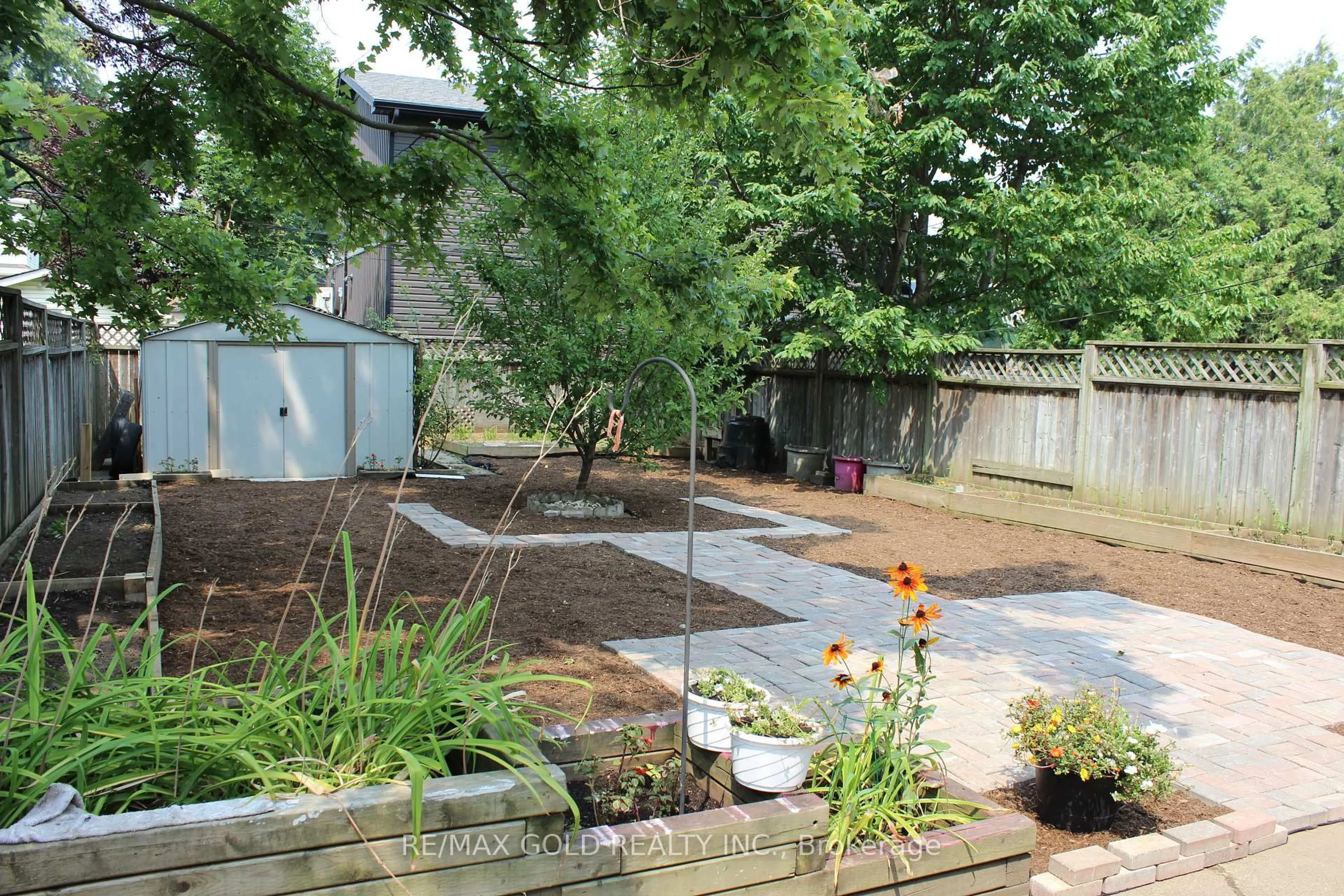 Patio, street for 152 Elgin St, Brantford Ontario N3S 5A5