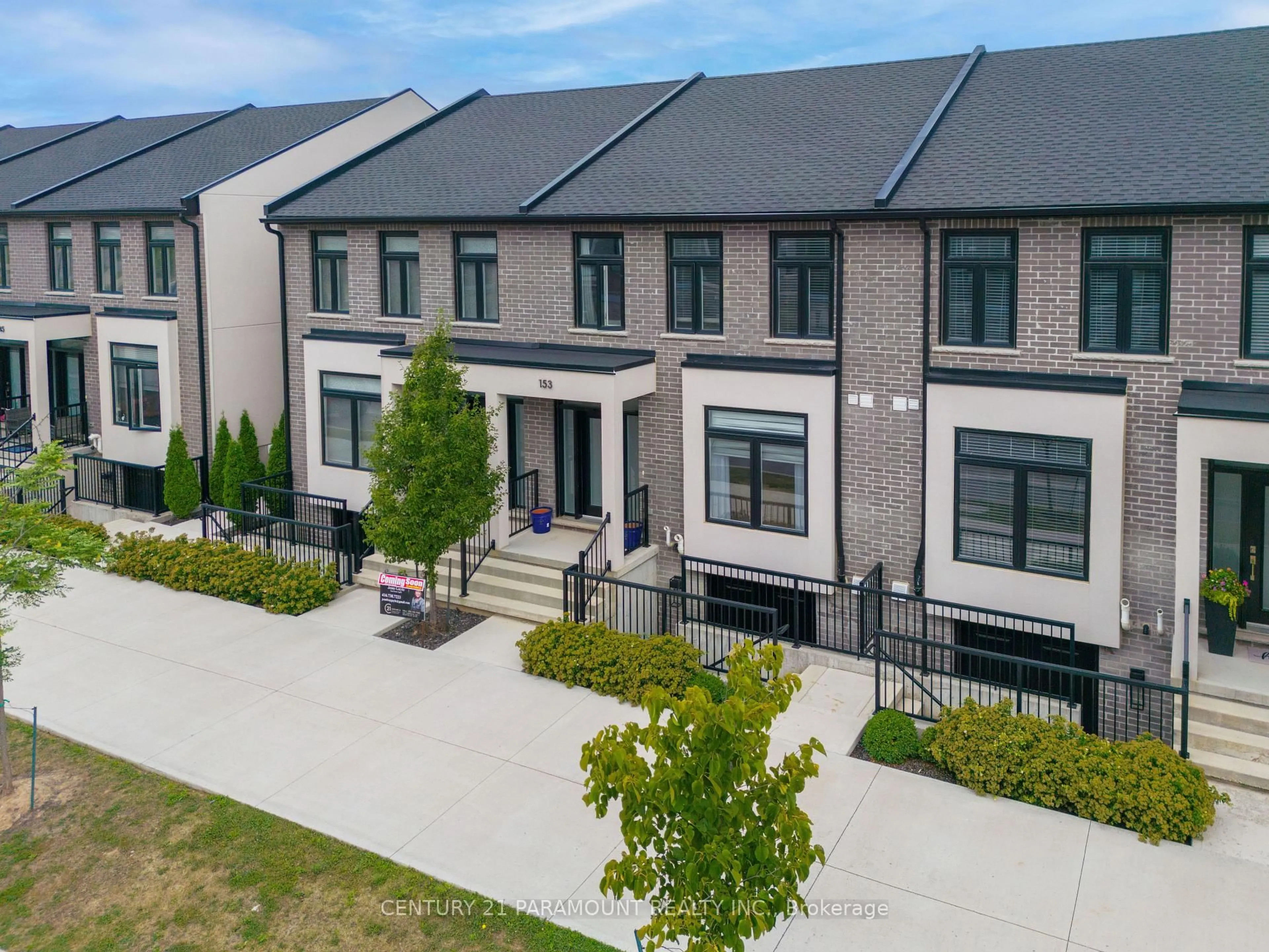 A pic from outside/outdoor area/front of a property/back of a property/a pic from drone, street for 153 Summersides Blvd, Pelham Ontario L0S 1E6