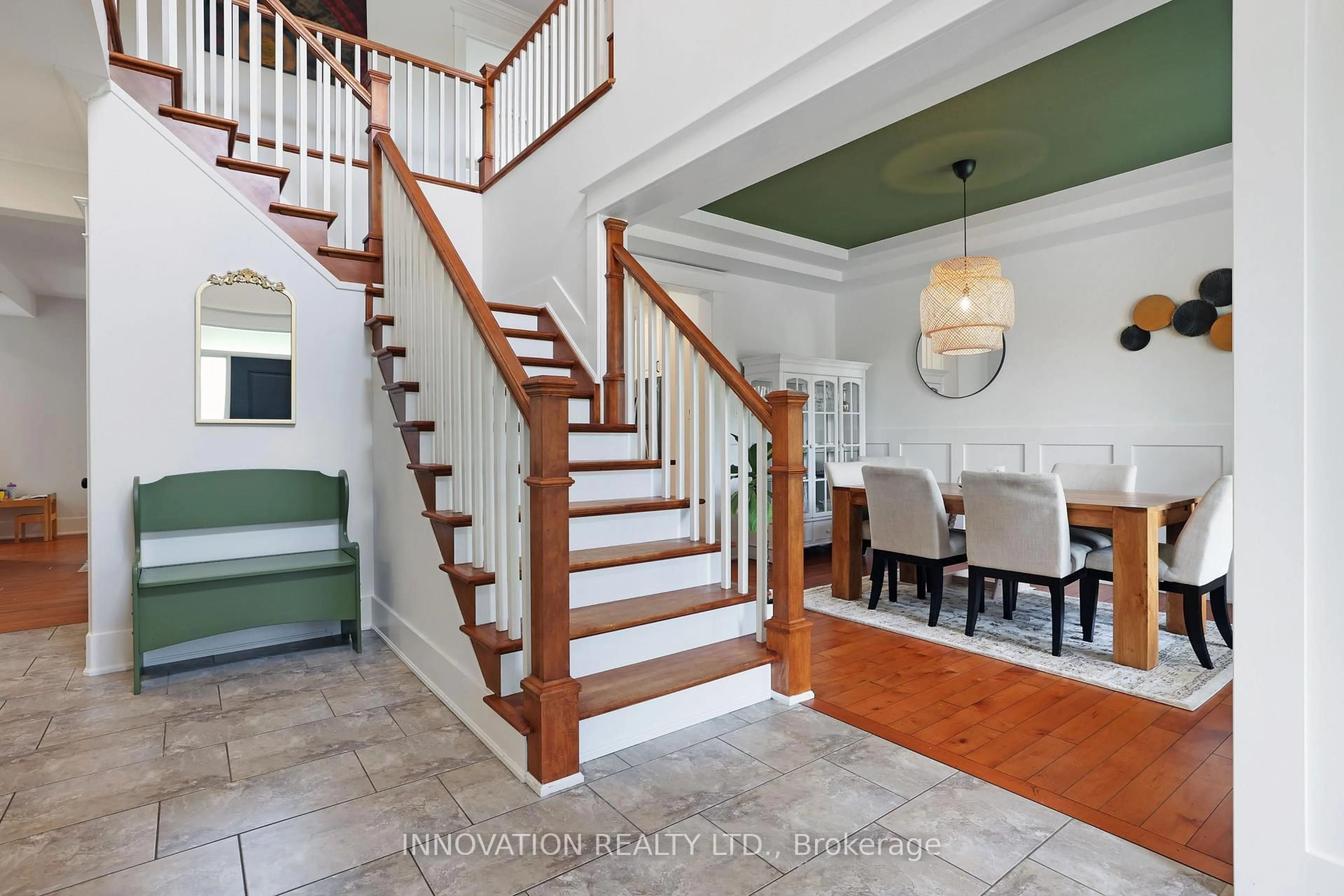 Indoor entryway for 115 Eagle Creek Crt, Ottawa Ontario K0A 1T0