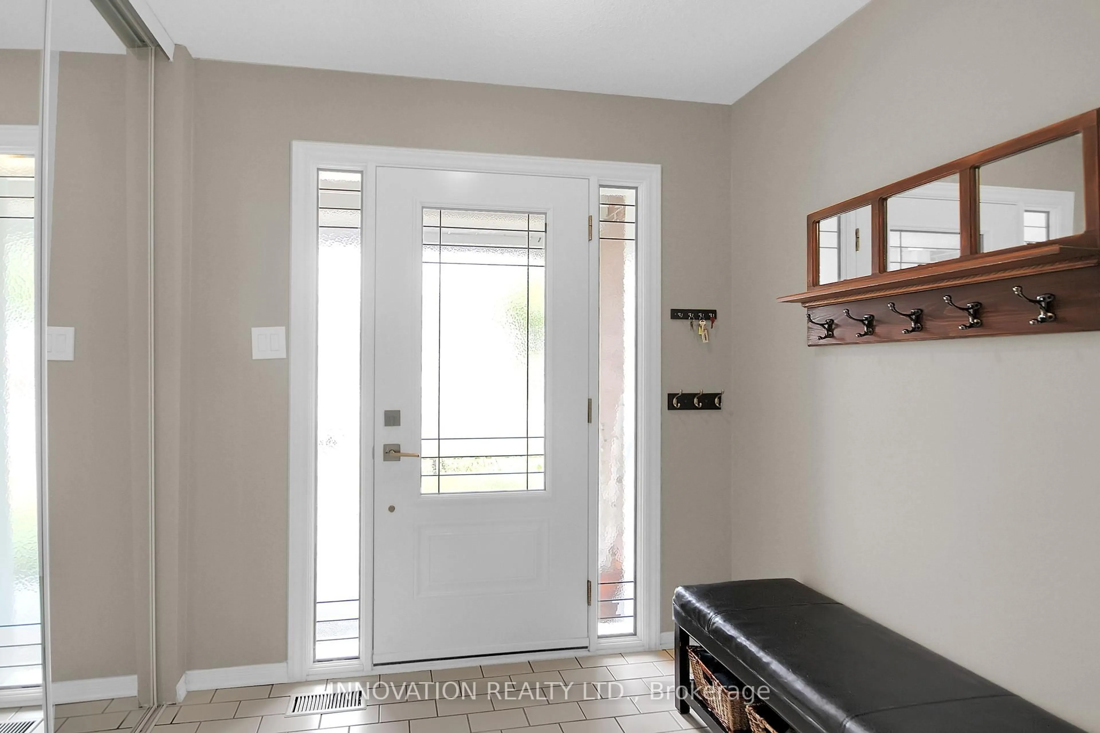 Indoor entryway for 52 Speers Cres, Kanata Ontario K2M 1W2