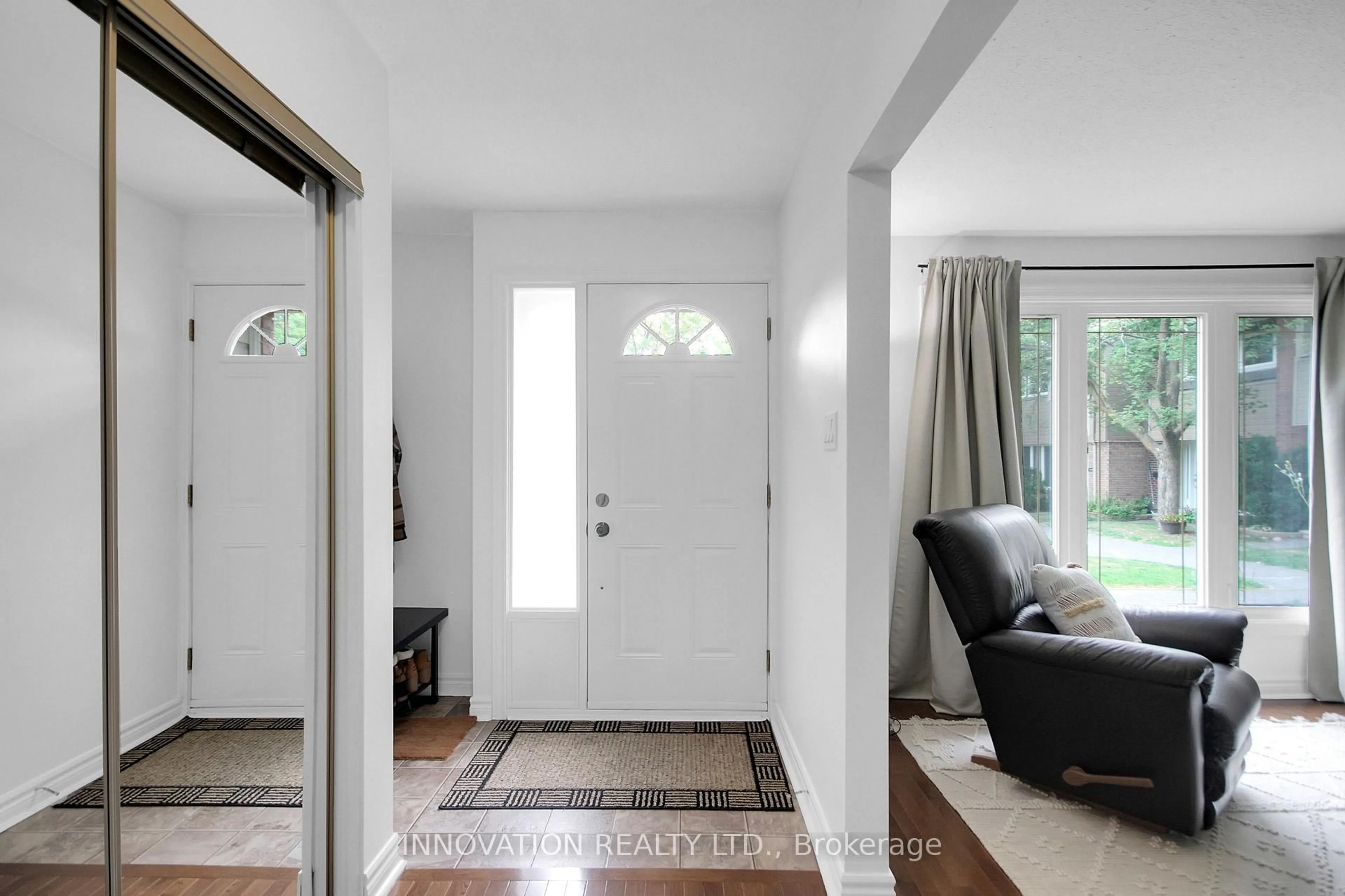 Indoor entryway for 21 Midland Cres #63, Ottawa Ontario K2H 8P6