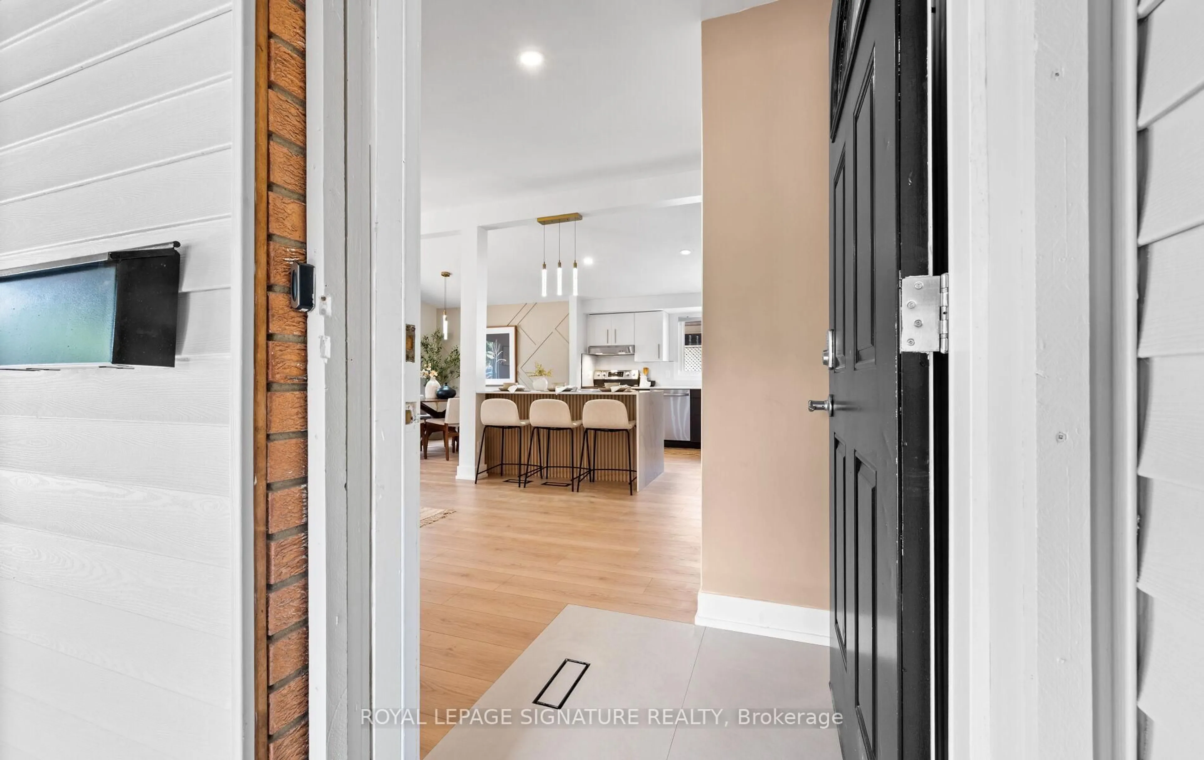 Indoor foyer for 105 Lilacside Dr, Hamilton Ontario L8V 2L8