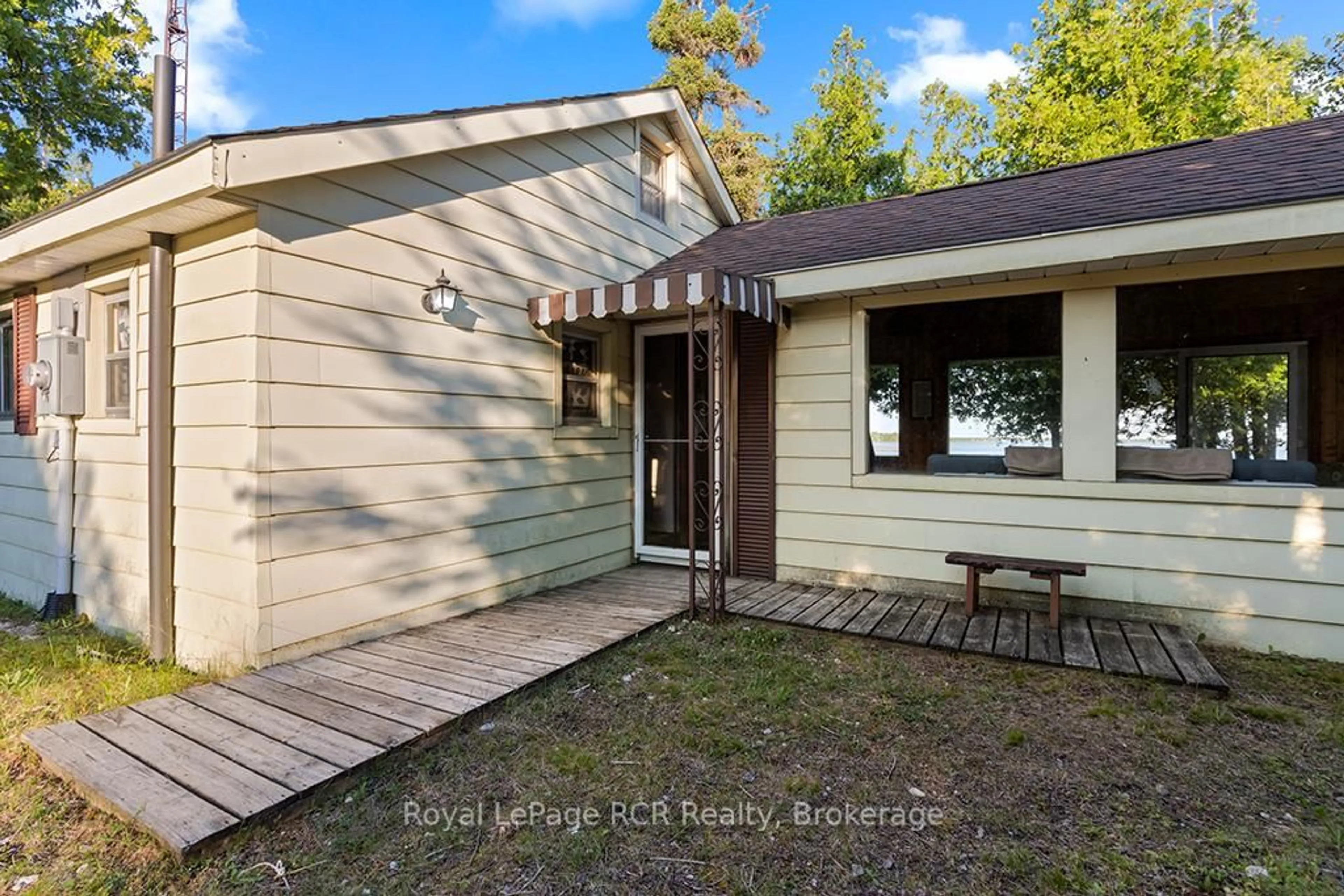 Home with vinyl exterior material, unknown for 403 Eagle Rd, Northern Bruce Peninsula Ontario N0H 2R0