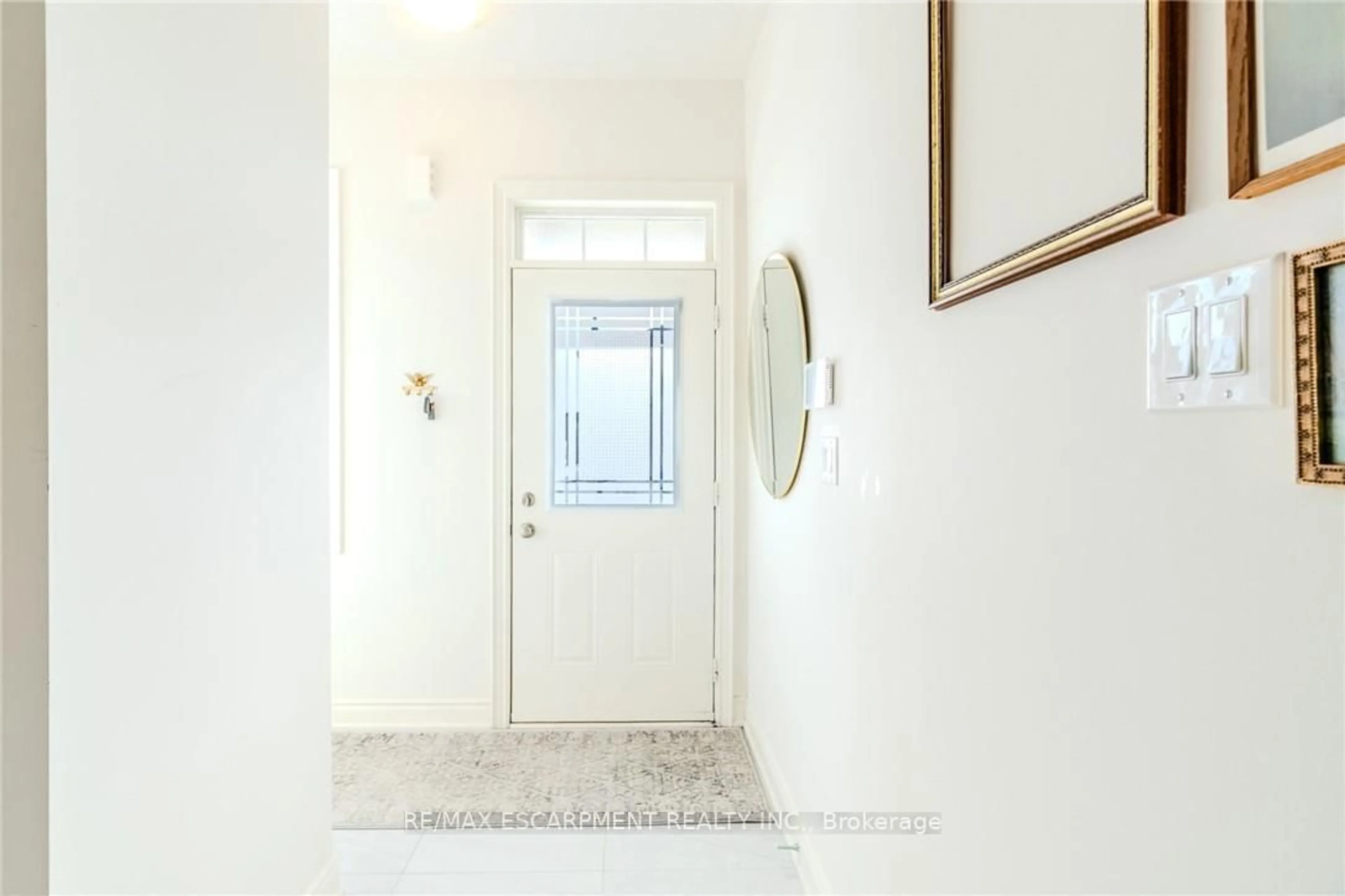 Indoor foyer for 2 HOLCOMB Terr, Hamilton Ontario L8B 1Z8