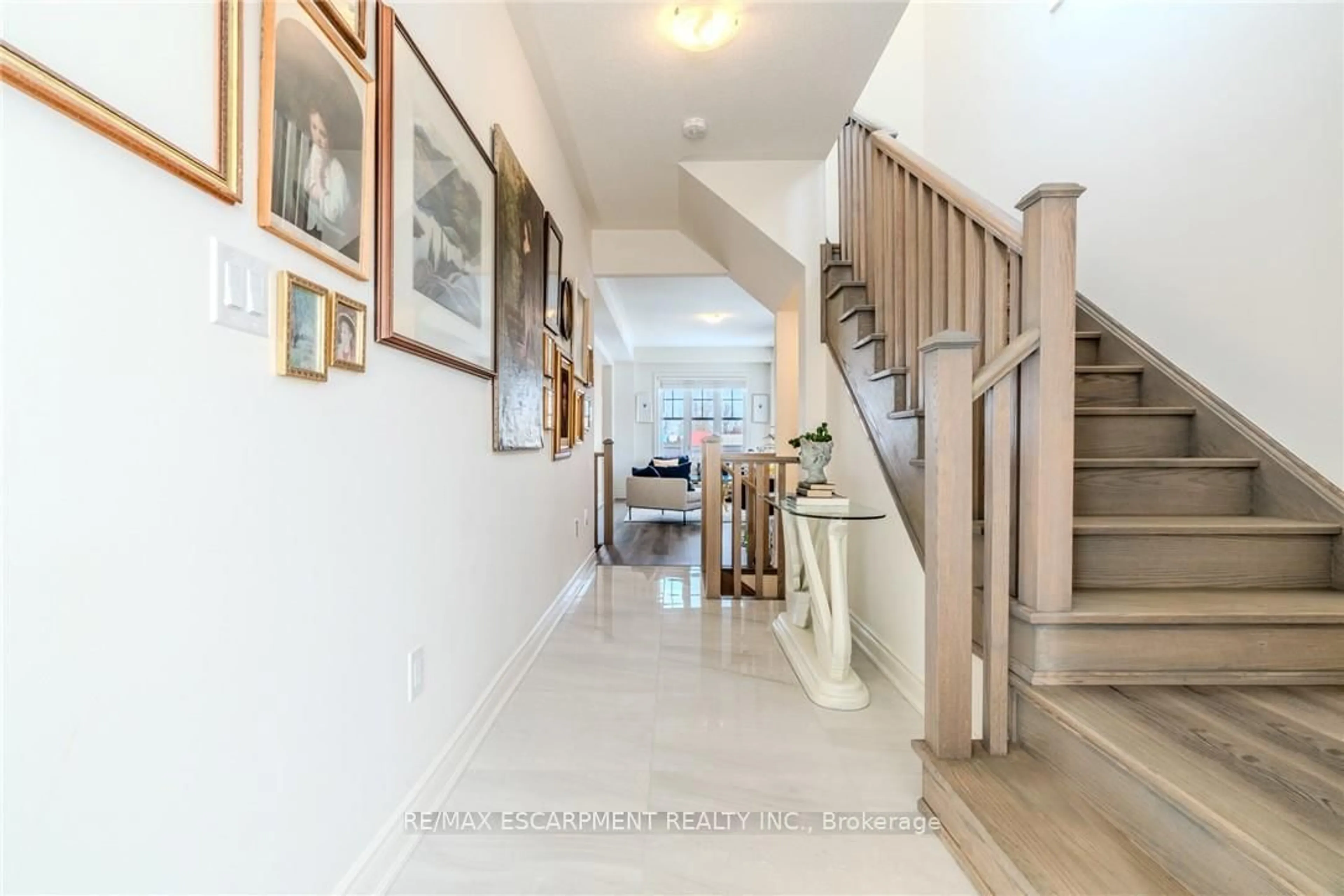 Indoor foyer for 2 HOLCOMB Terr, Hamilton Ontario L8B 1Z8