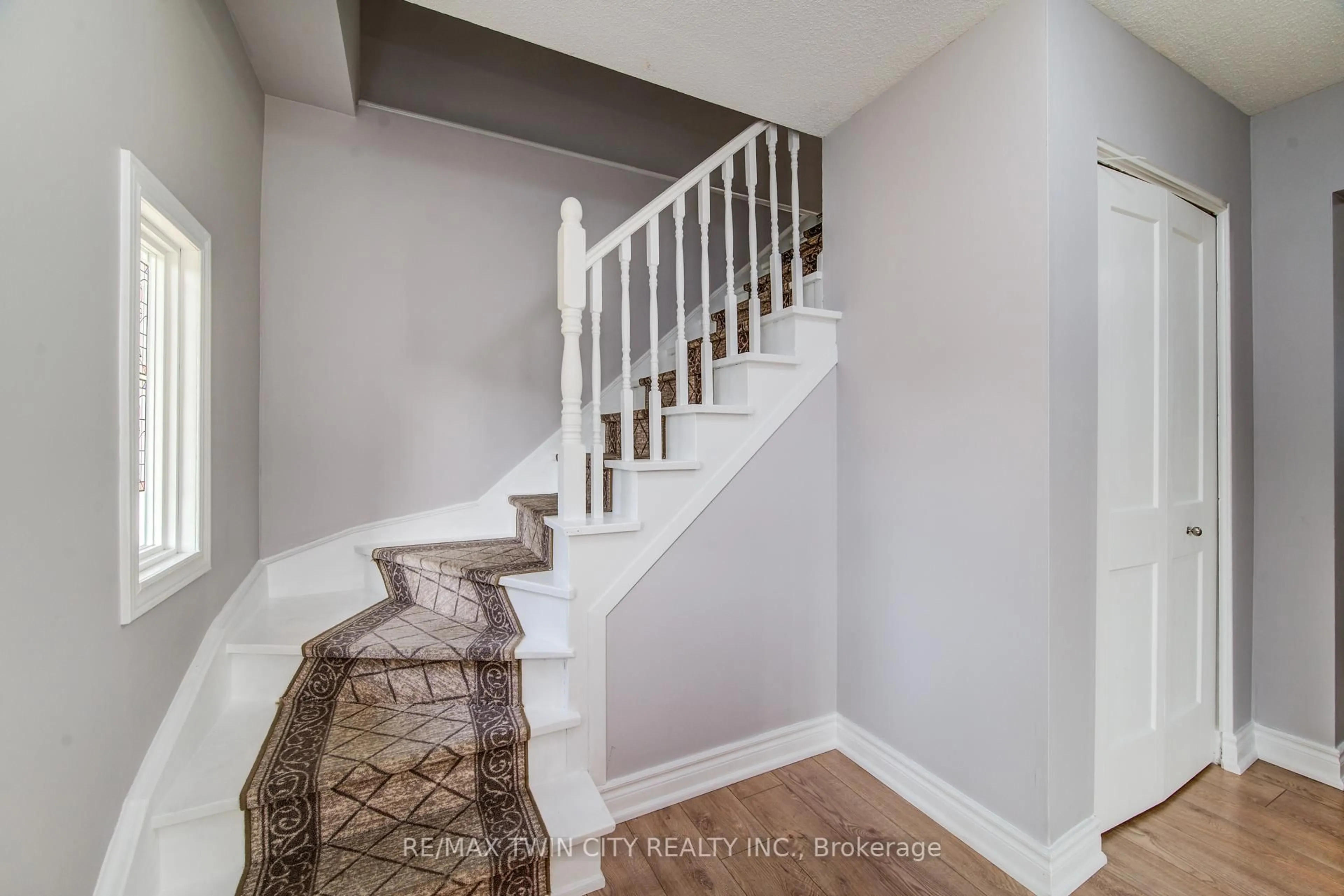 Stairs for 204 Country Hill Dr, Kitchener Ontario N2E 1R6
