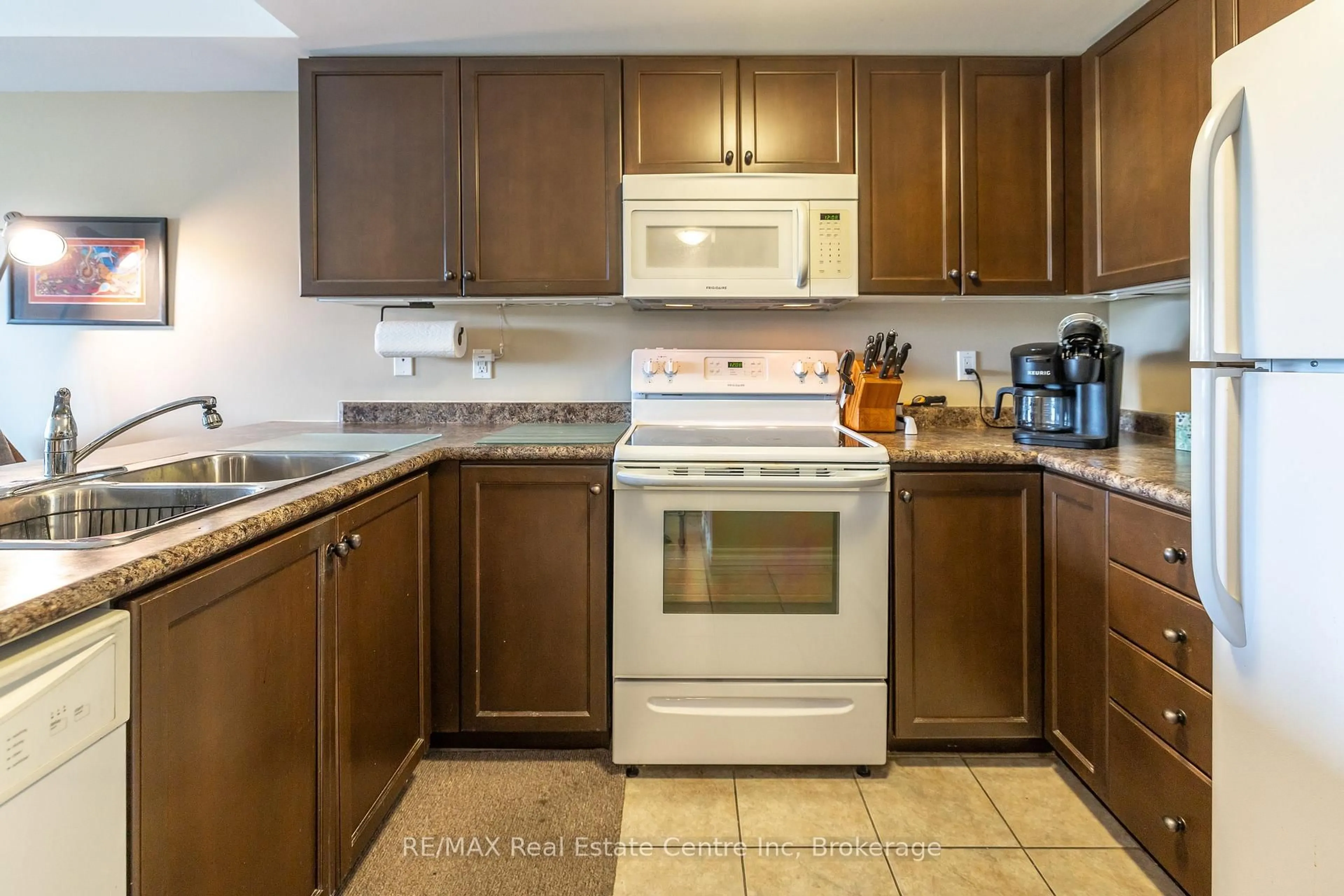 Standard kitchen, ceramic/tile floor for 645 St David St #413, Centre Wellington Ontario N1M 0A9