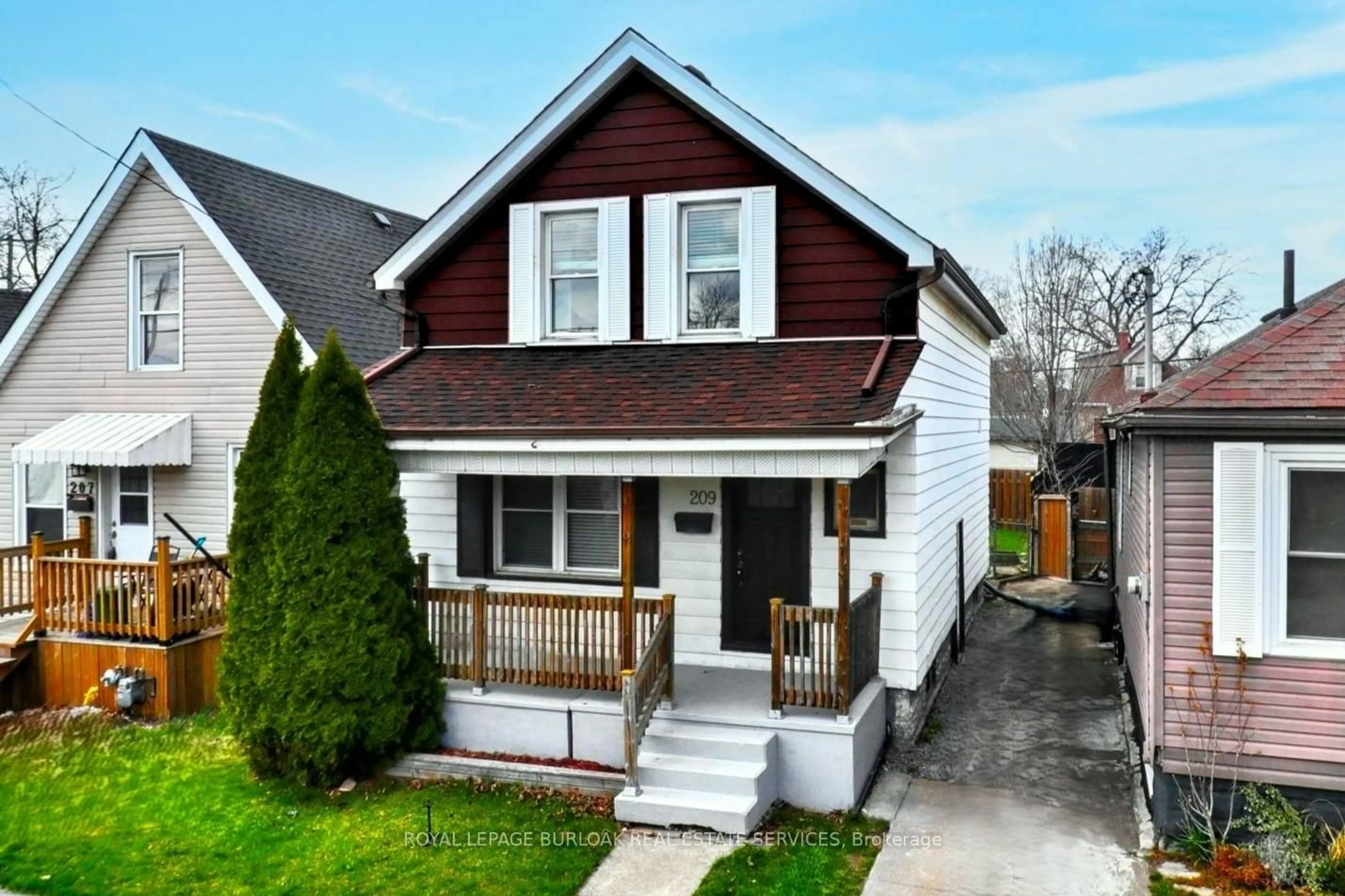 Home with vinyl exterior material, street for 209 Weir St, Hamilton Ontario L8H 5G2