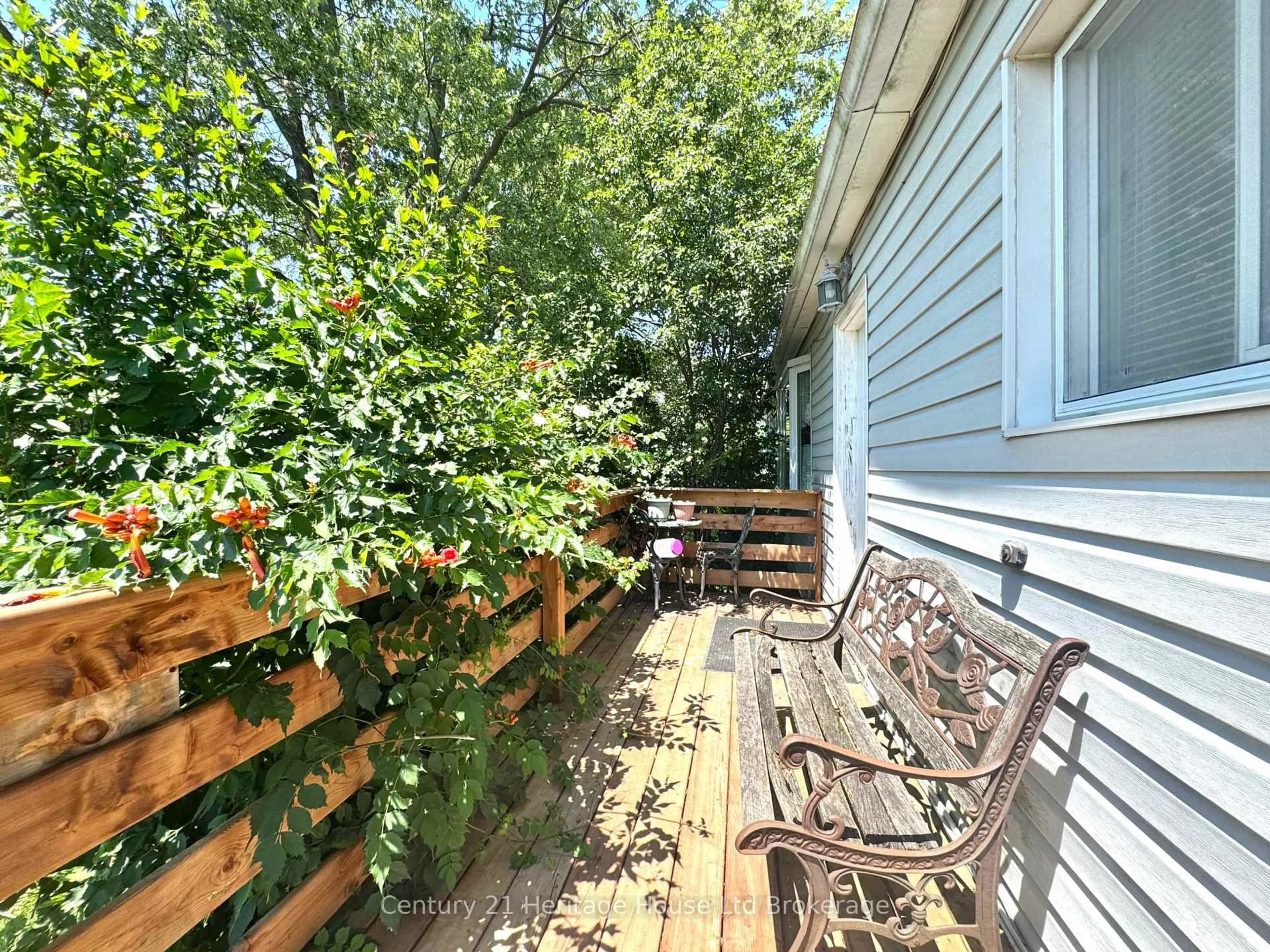 Patio, water/lake/river/ocean view for 369 Riverside Dr, Welland Ontario L3C 5E7