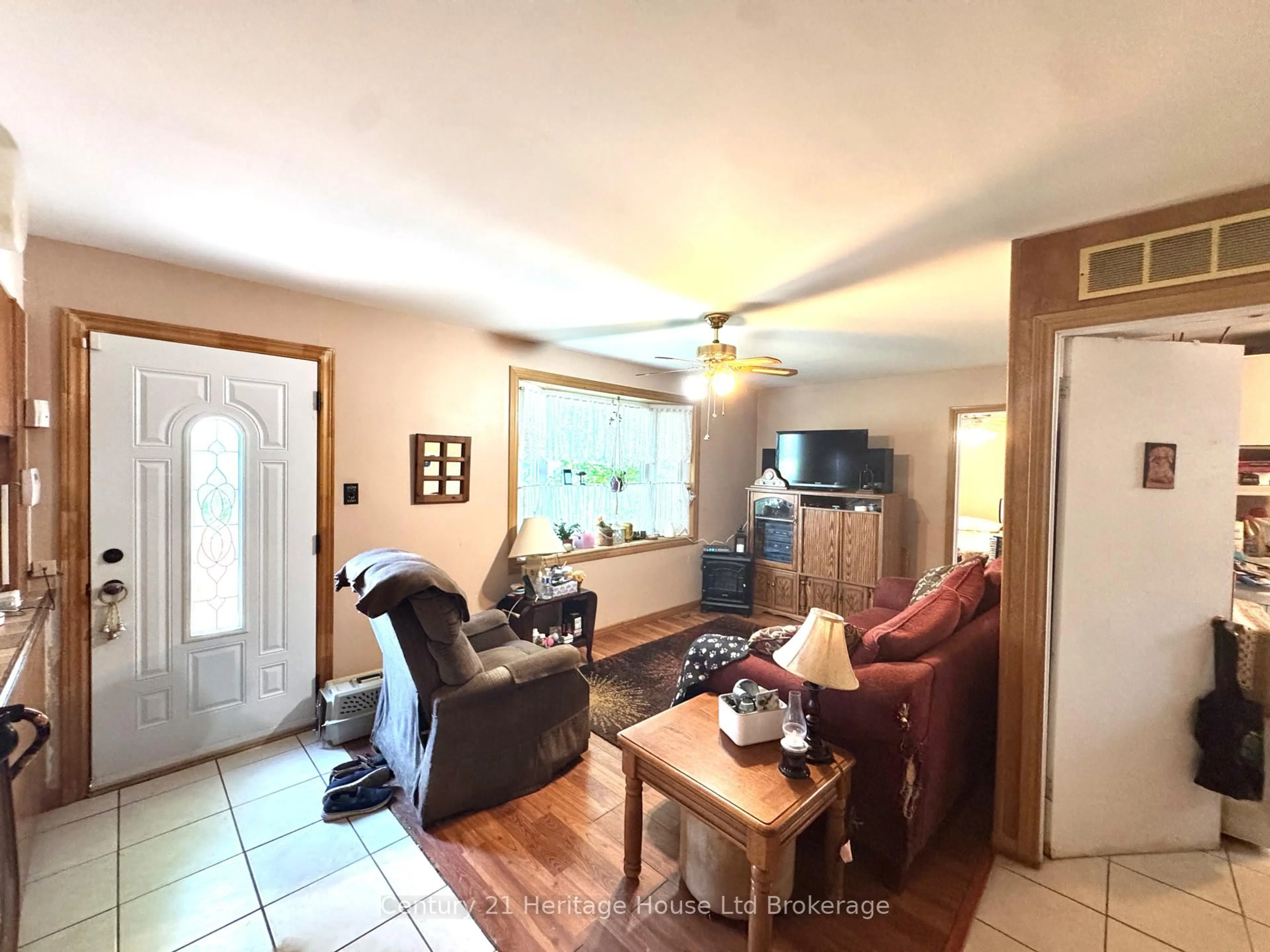 Living room with furniture, unknown for 369 Riverside Dr, Welland Ontario L3C 5E7