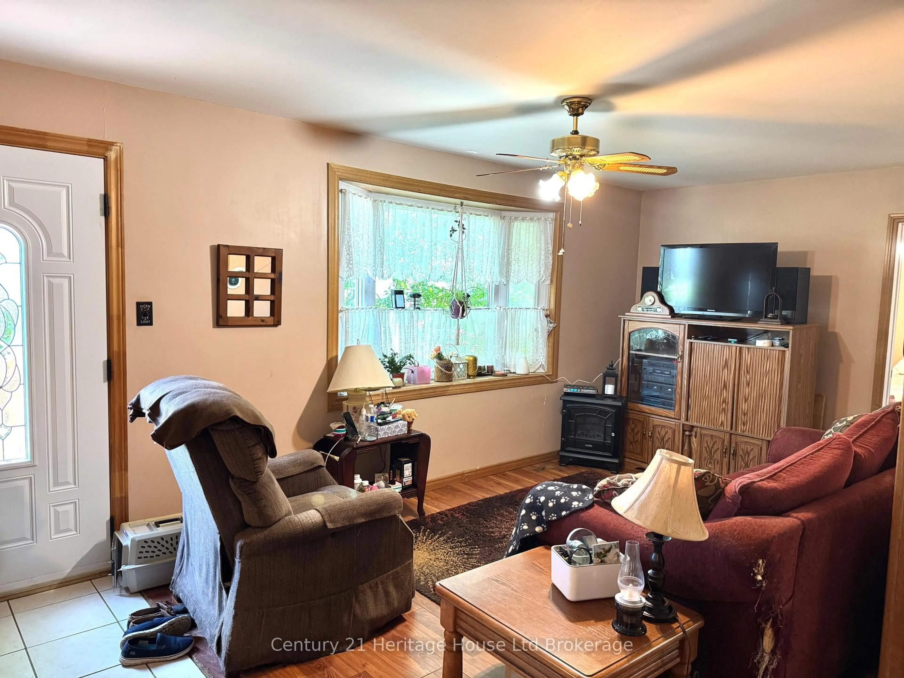 Living room with furniture, wood/laminate floor for 369 Riverside Dr, Welland Ontario L3C 5E7