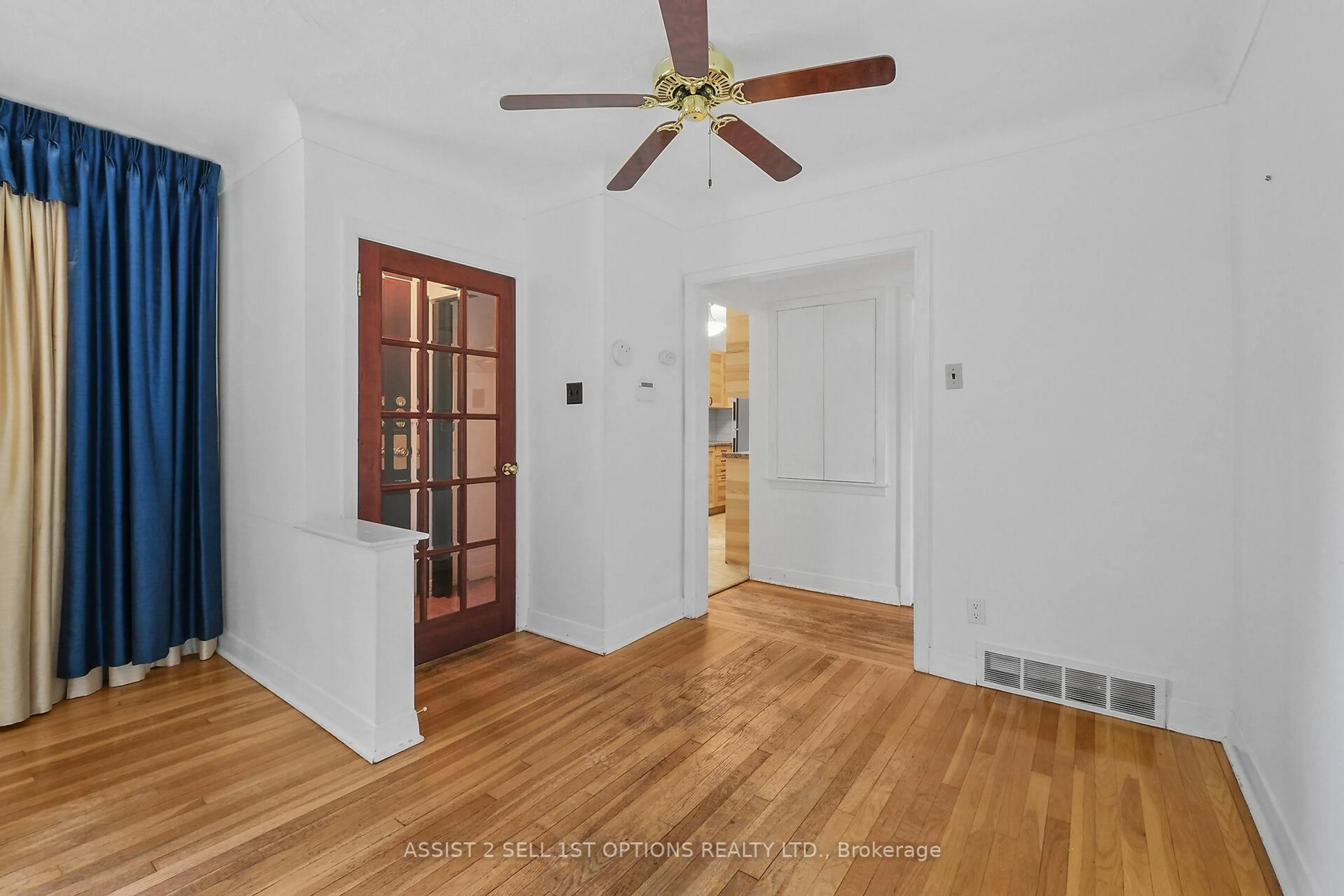 A pic of a room for 527 Penhill Ave, Ottawa Ontario K1G 0V5