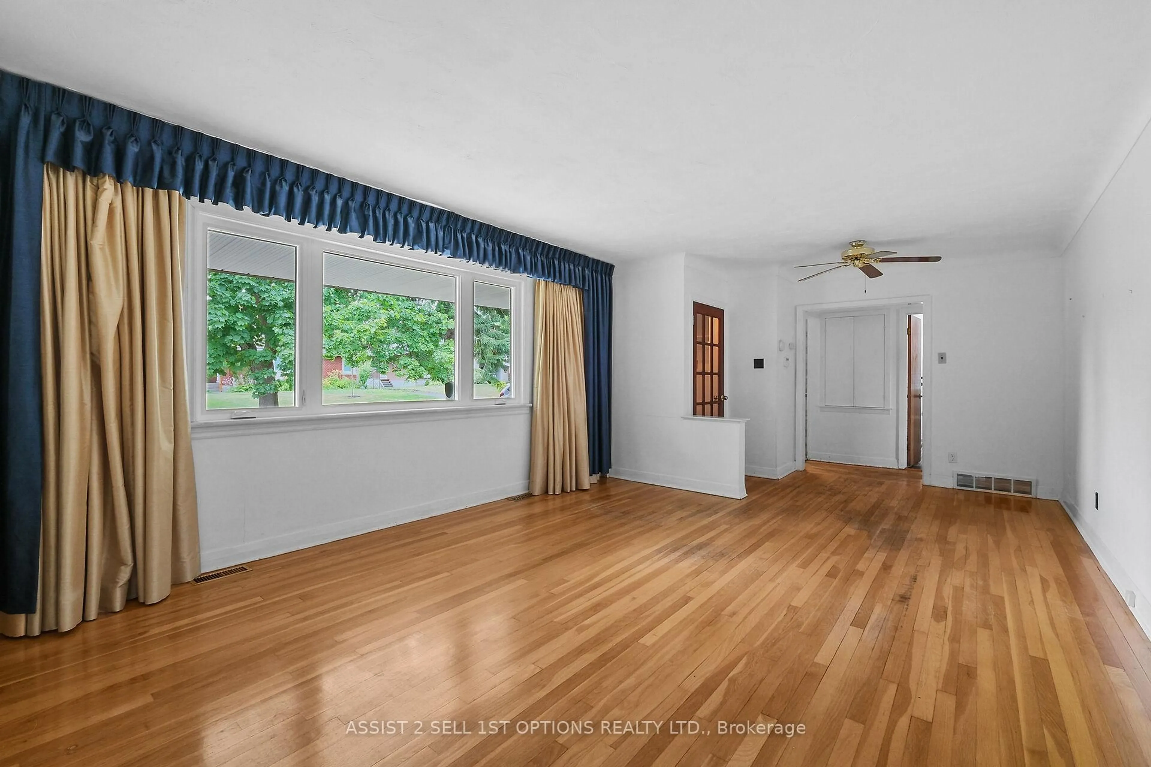 A pic of a room for 527 Penhill Ave, Ottawa Ontario K1G 0V5
