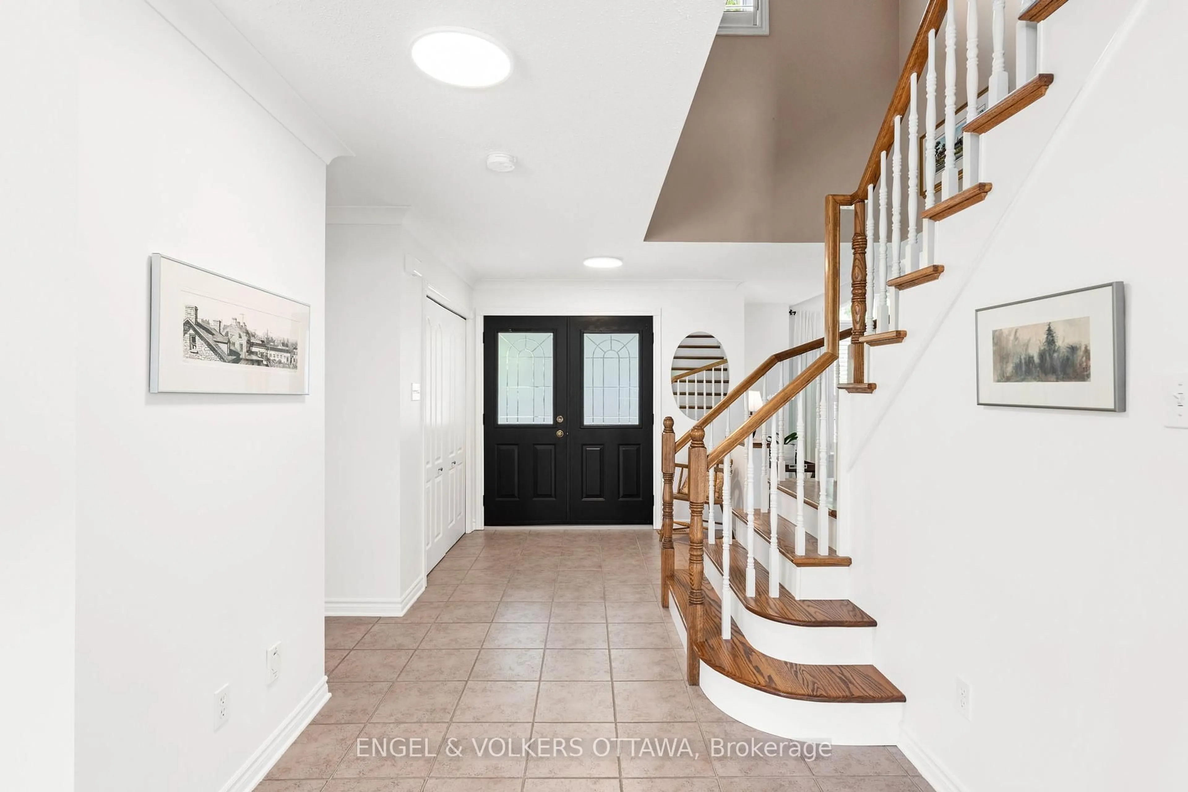 Indoor entryway for 35 Heritage Grove Cres, Ottawa Ontario K2S 1R2