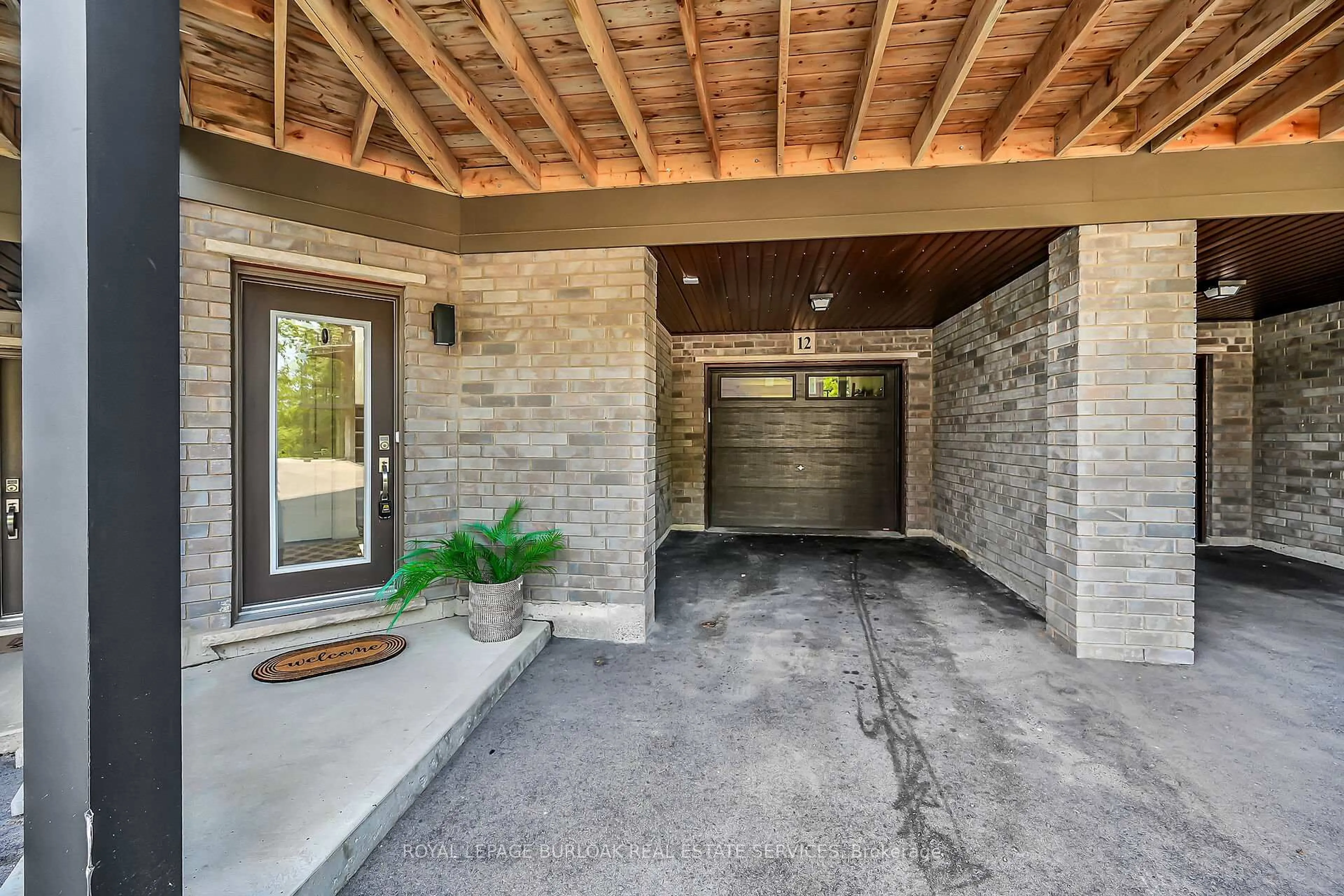 Indoor entryway for 23 Echovalley Dr #12, Hamilton Ontario L8J 0K4