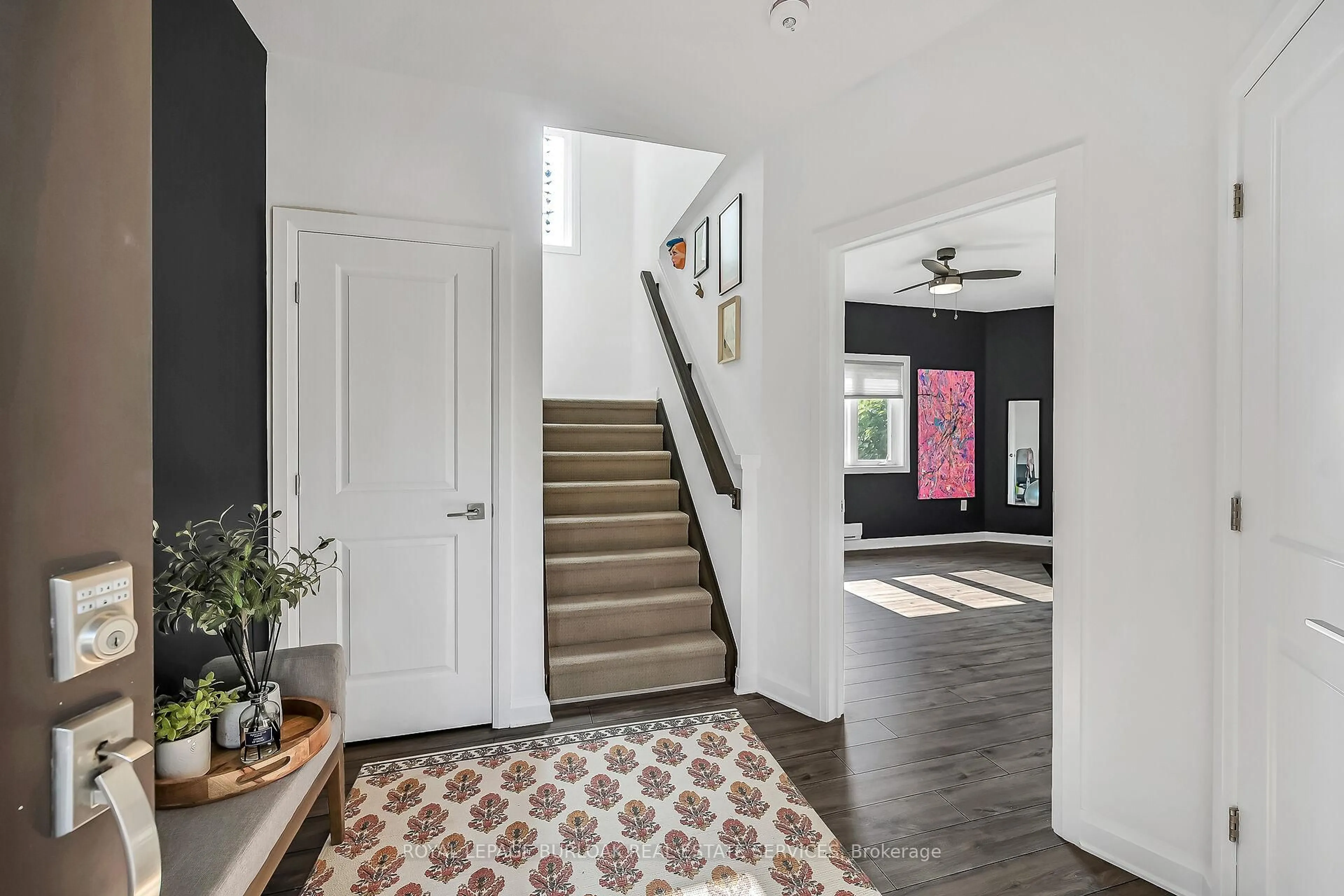 Indoor entryway for 23 Echovalley Dr #12, Hamilton Ontario L8J 0K4