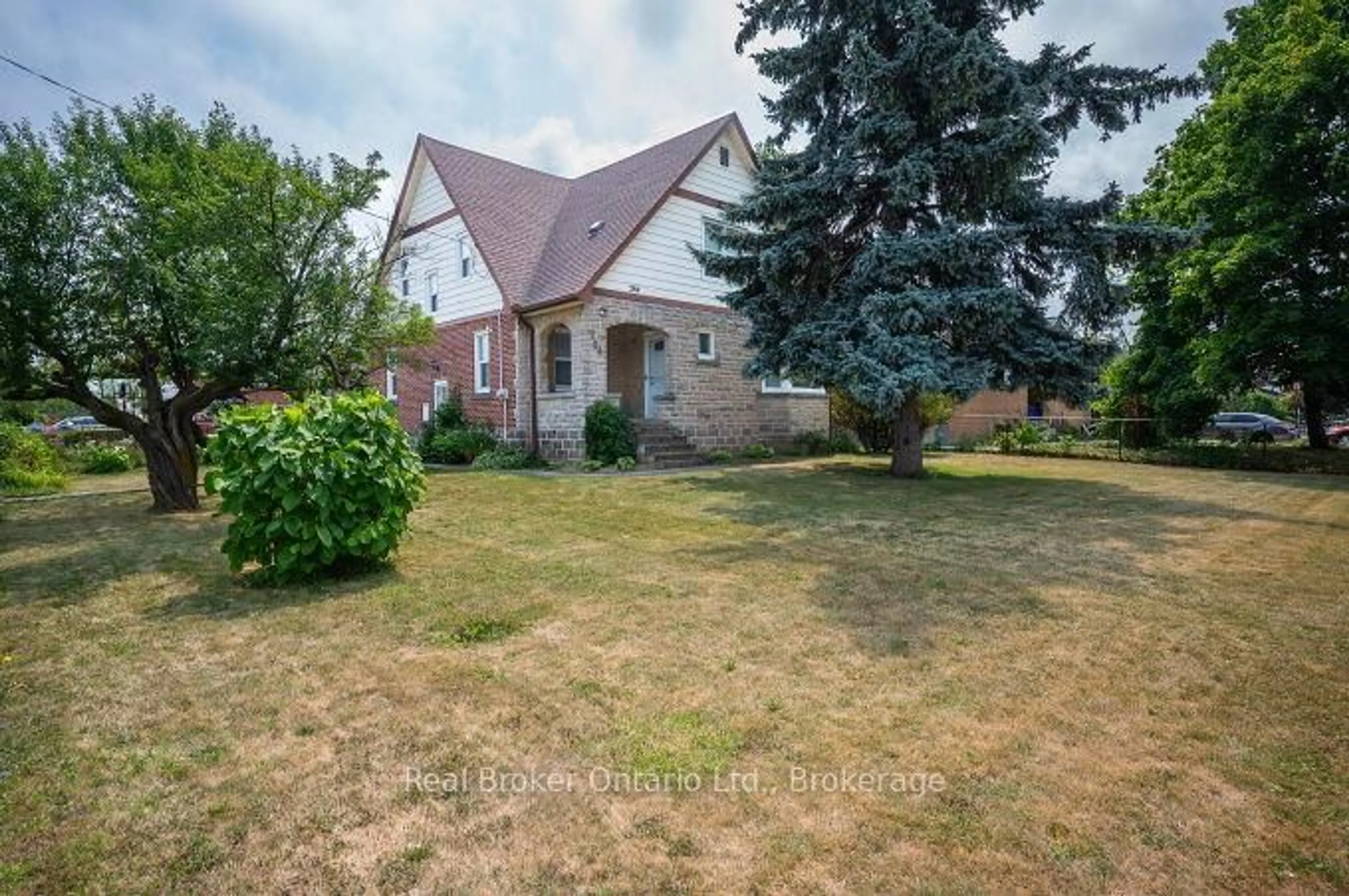 A pic from outside/outdoor area/front of a property/back of a property/a pic from drone, street for 264 Grays Rd, Hamilton Ontario L8E 1V1