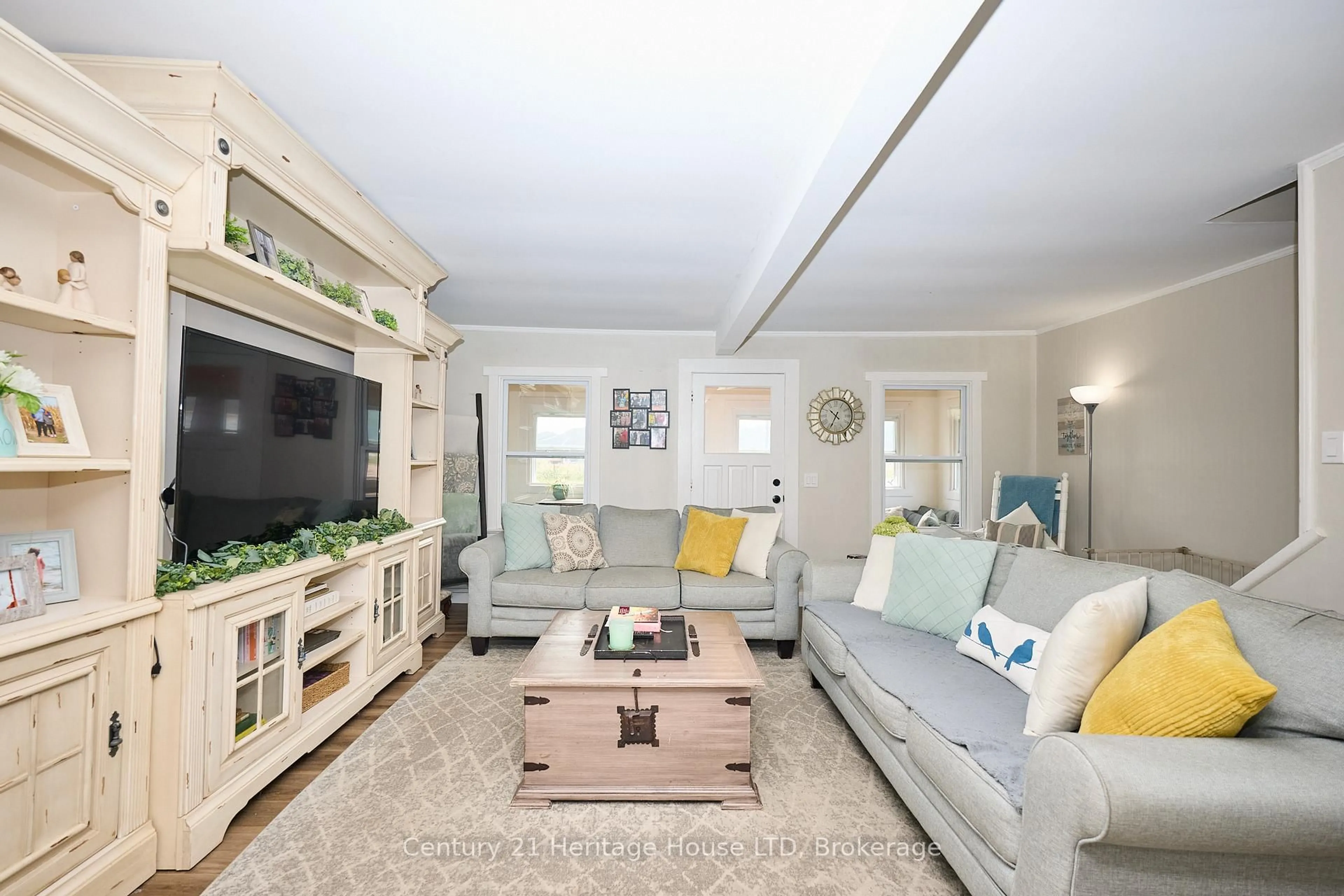 Living room with furniture, unknown for 349 Bassett Ave, Fort Erie Ontario L2A 4K8