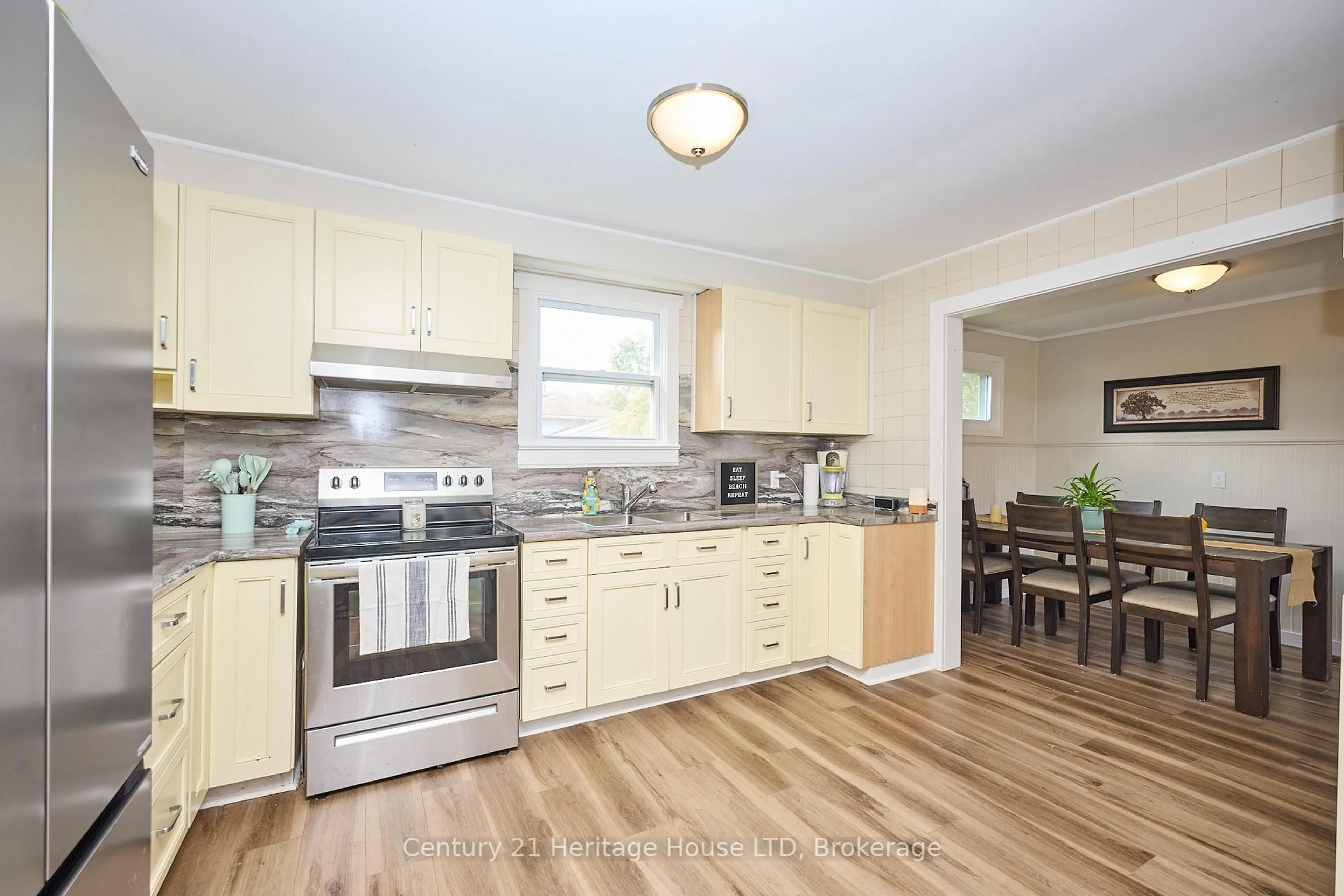 Open concept kitchen, unknown for 349 Bassett Ave, Fort Erie Ontario L2A 4K8