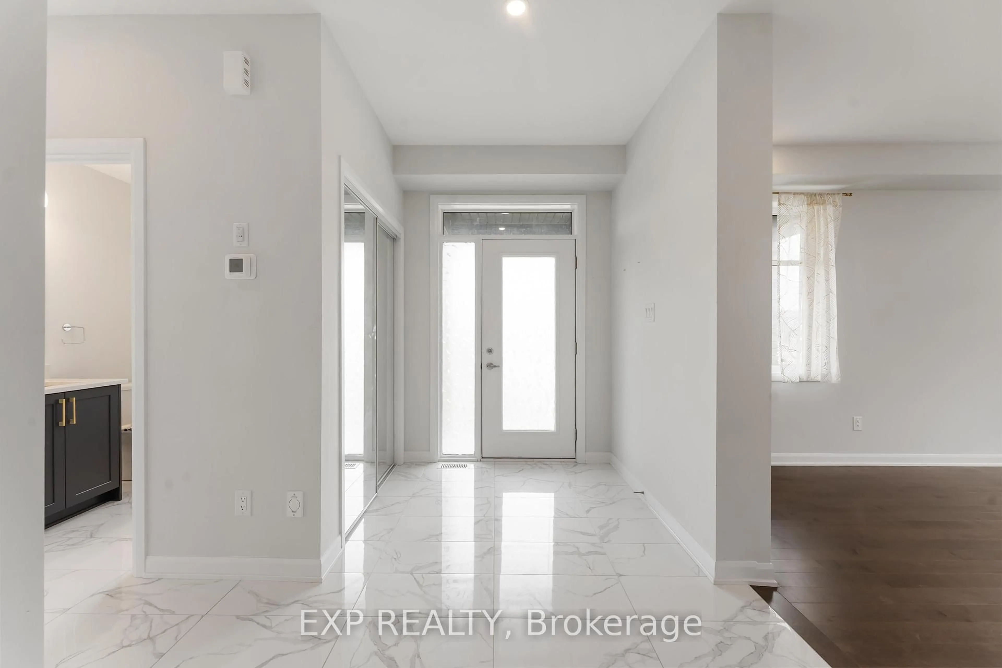 Indoor entryway for 729 Doneraile Walk, Ottawa Ontario K2J 7B9