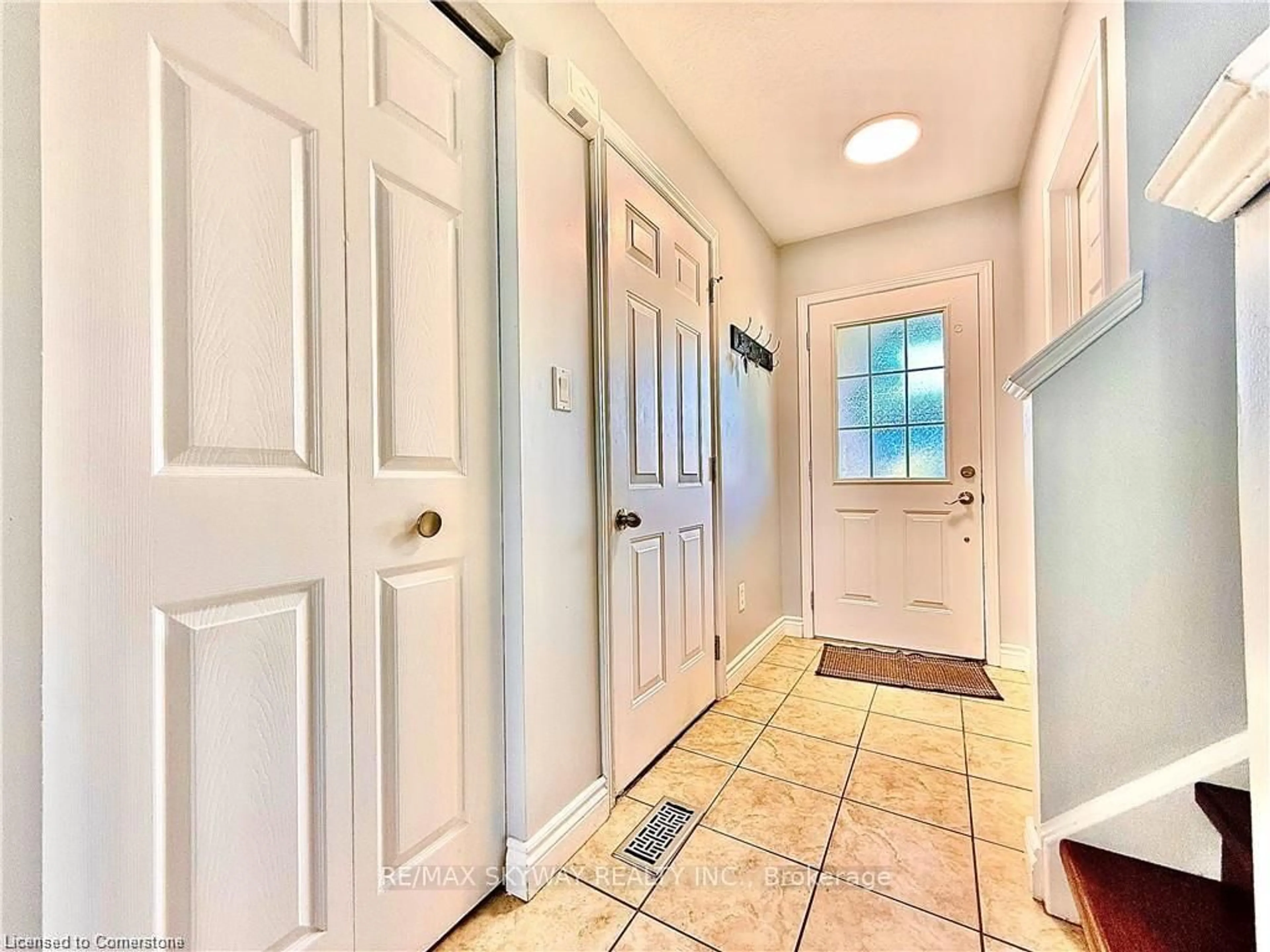 Indoor entryway for 160 Prosperity Dr, Kitchener Ontario N2E 4E5