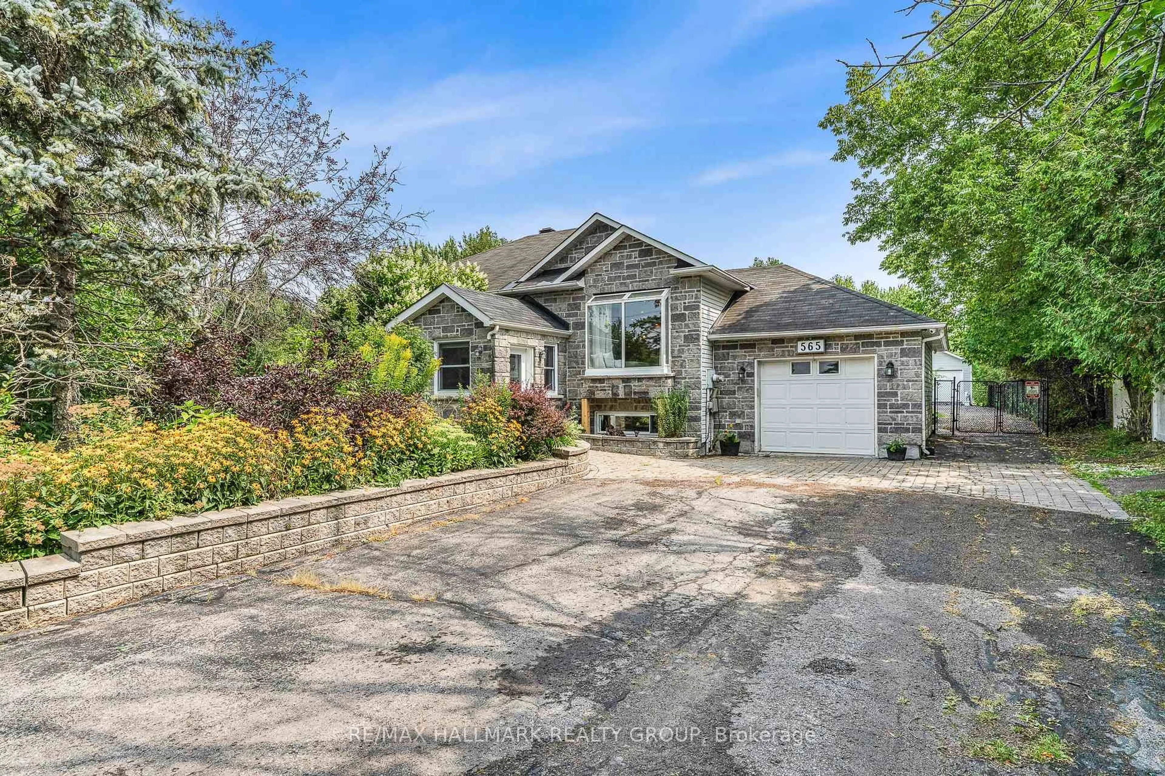 A pic from outside/outdoor area/front of a property/back of a property/a pic from drone, street for 565 Landry St, Clarence-Rockland Ontario K4K 1K7