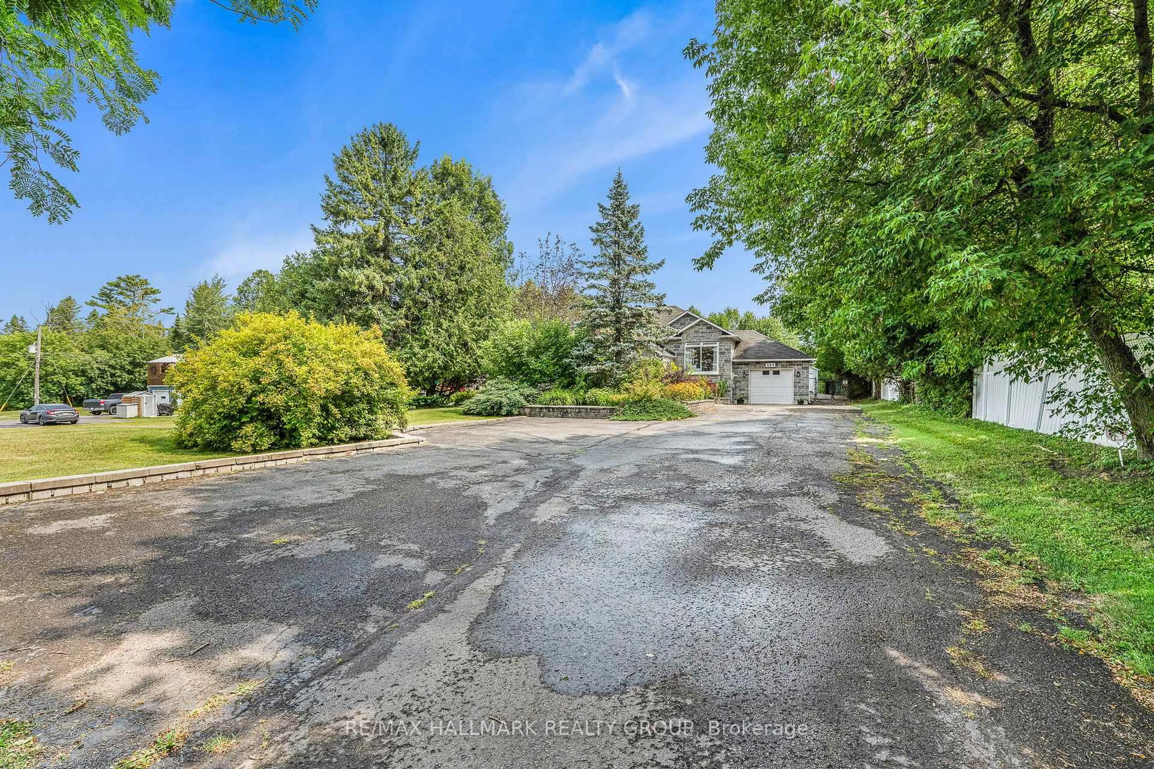 A pic from outside/outdoor area/front of a property/back of a property/a pic from drone, street for 565 Landry St, Clarence-Rockland Ontario K4K 1K7