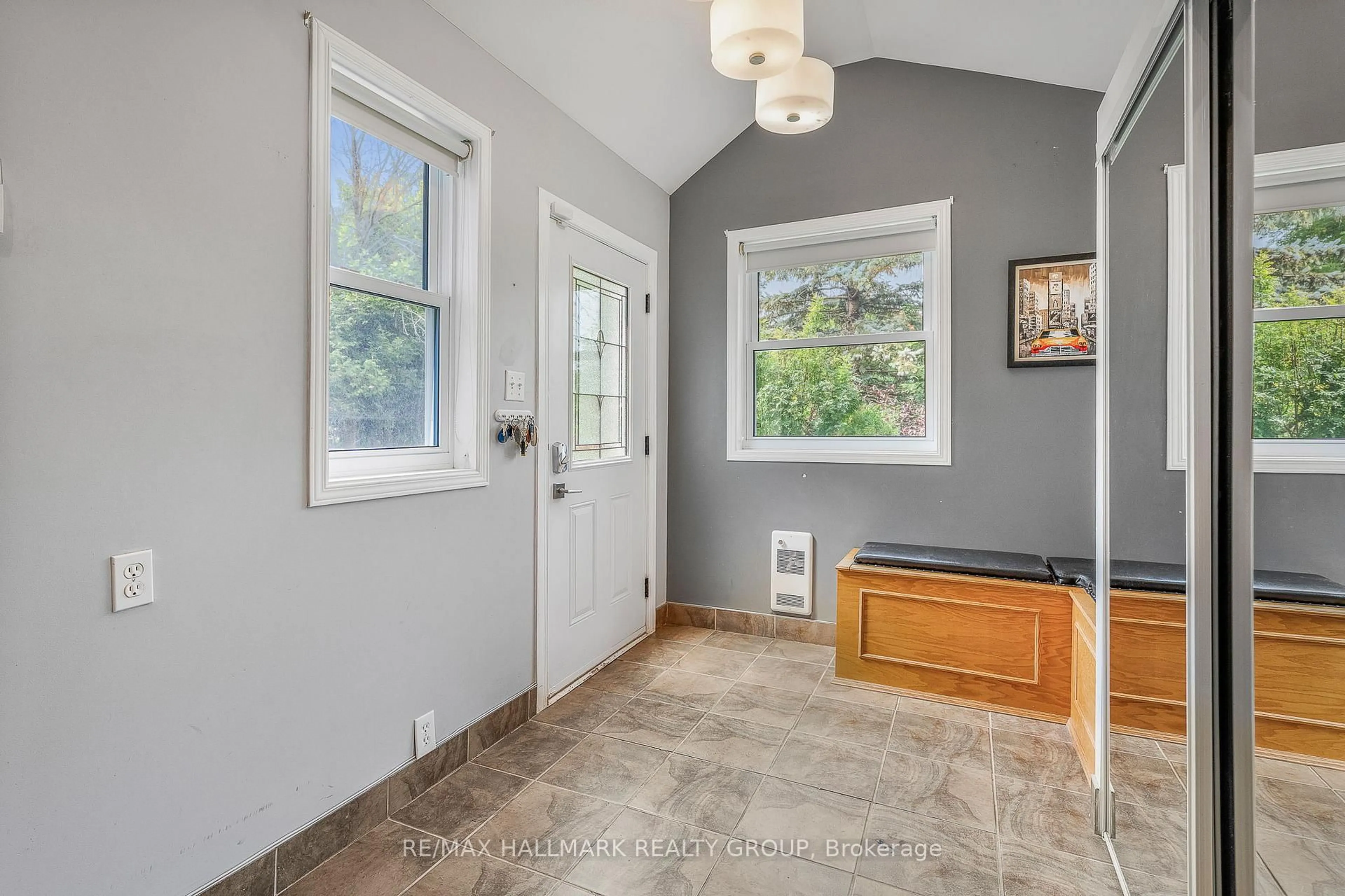 Indoor entryway for 565 Landry St, Clarence-Rockland Ontario K4K 1K7