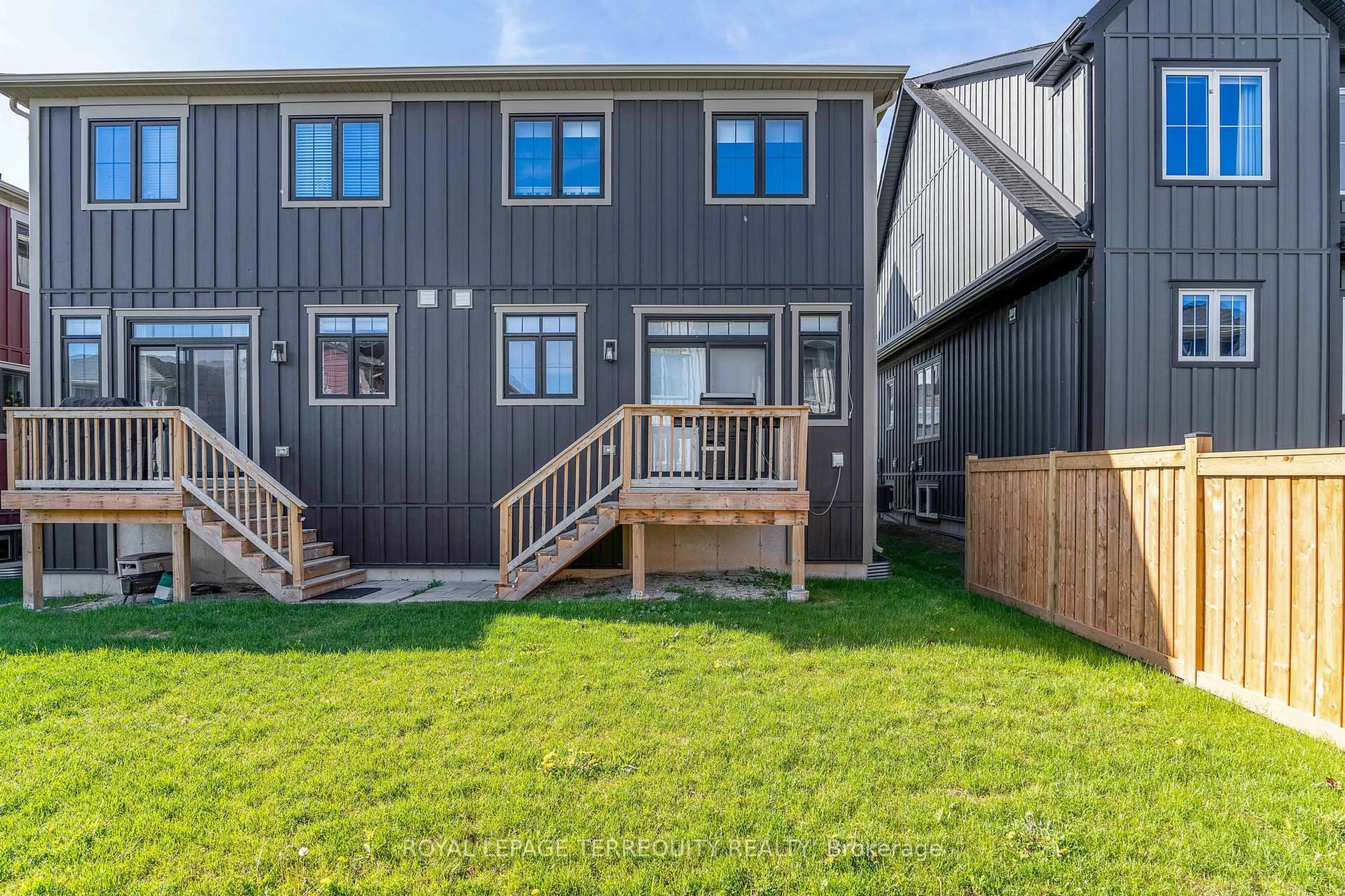 Unknown for 156 Sycamore St, Blue Mountains Ontario L9Y 4E4