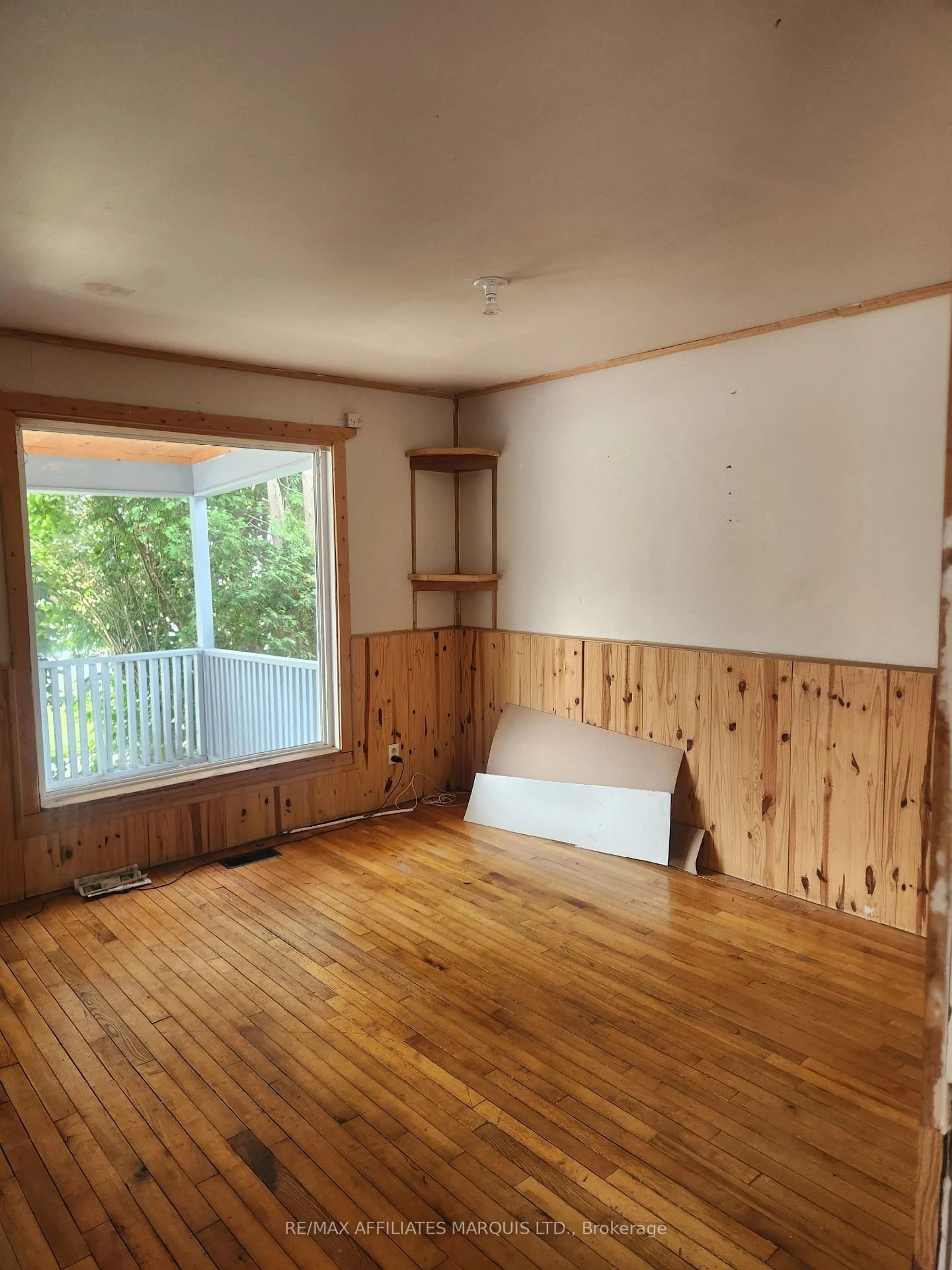 A pic of a room for 329 Carleton St, Cornwall Ontario K6H 4X6