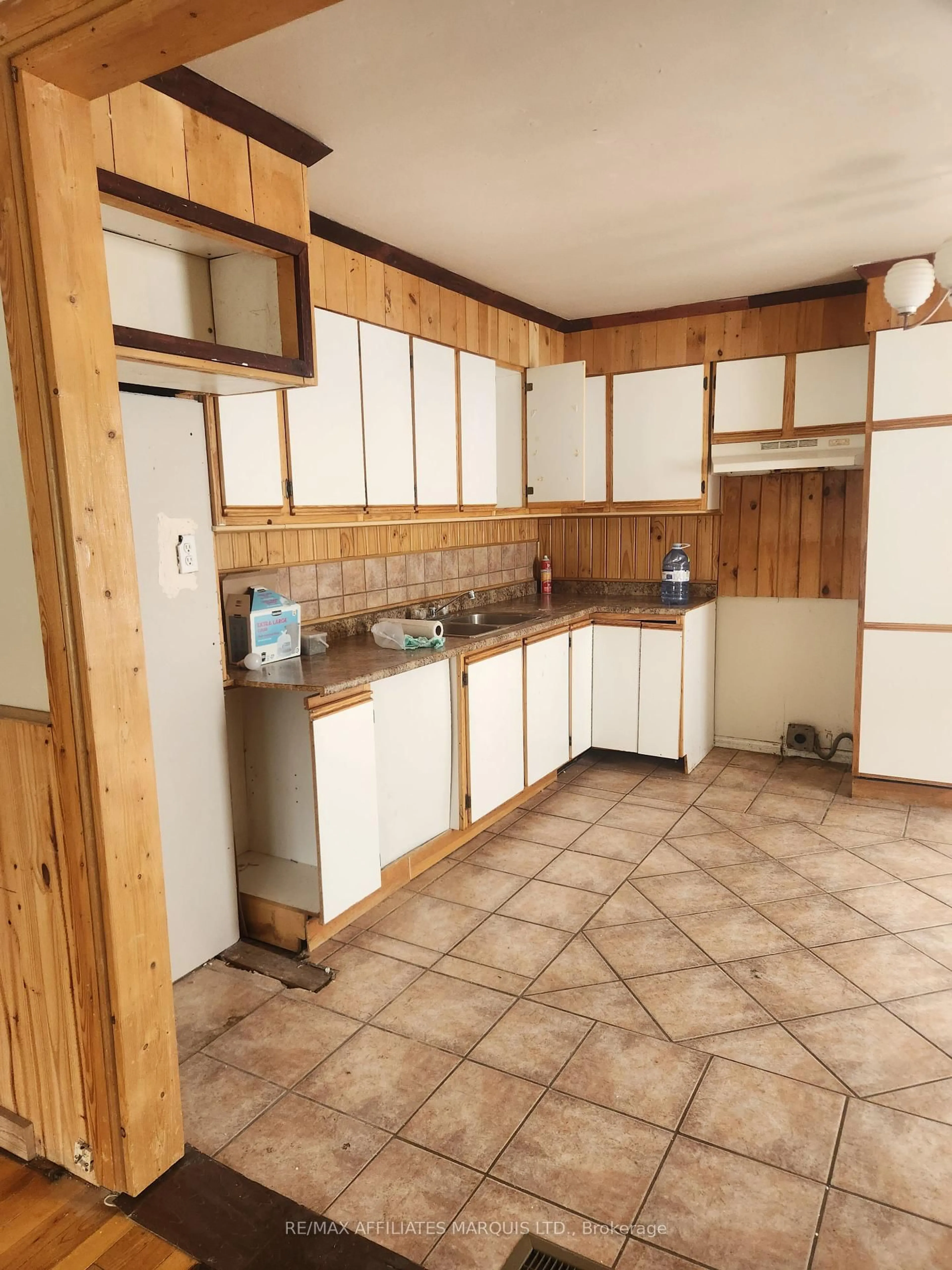 Standard kitchen, unknown for 329 Carleton St, Cornwall Ontario K6H 4X6