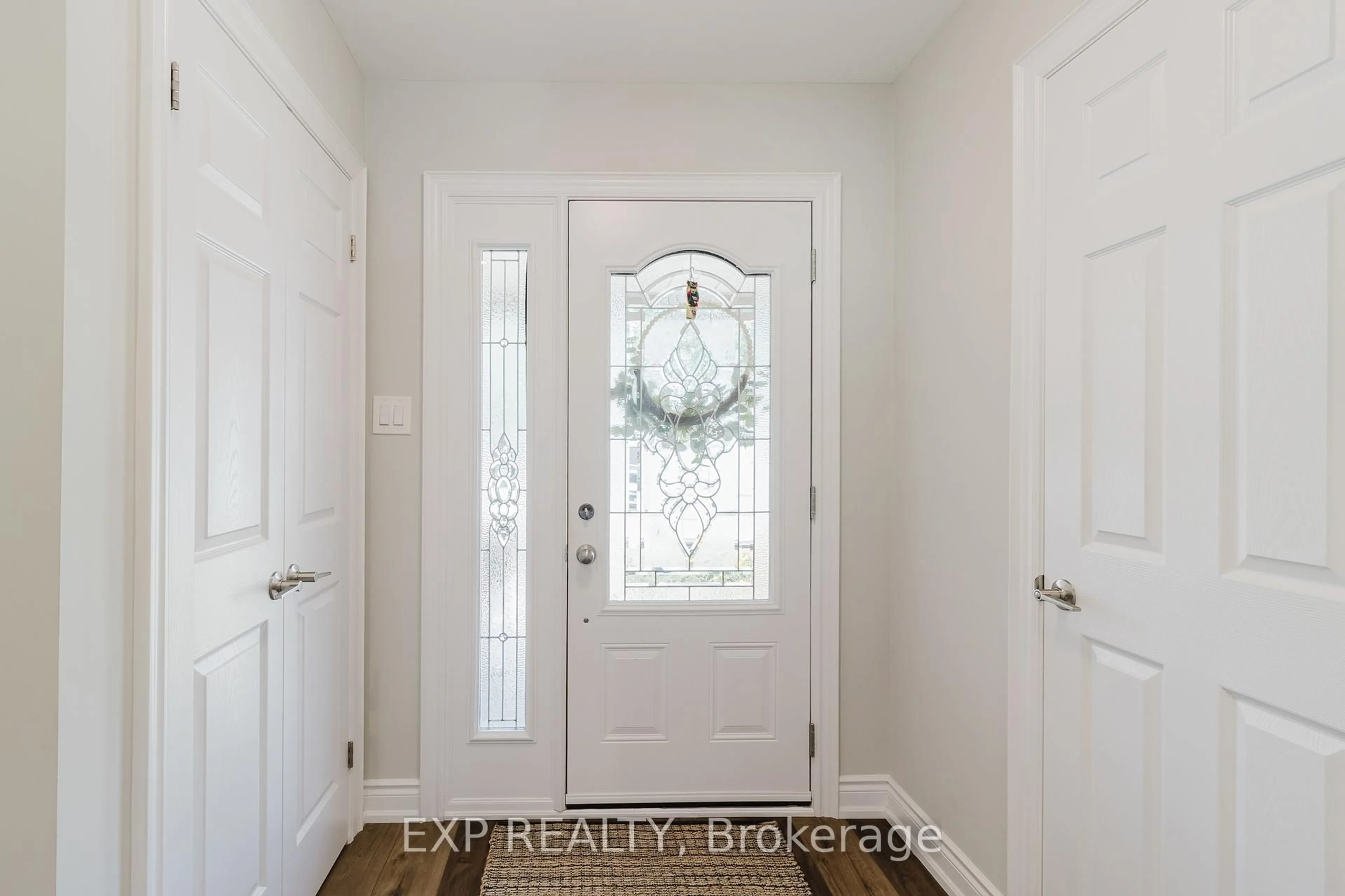 Indoor entryway for 8 Viva Crt, Hamilton Ontario L8J 1X6