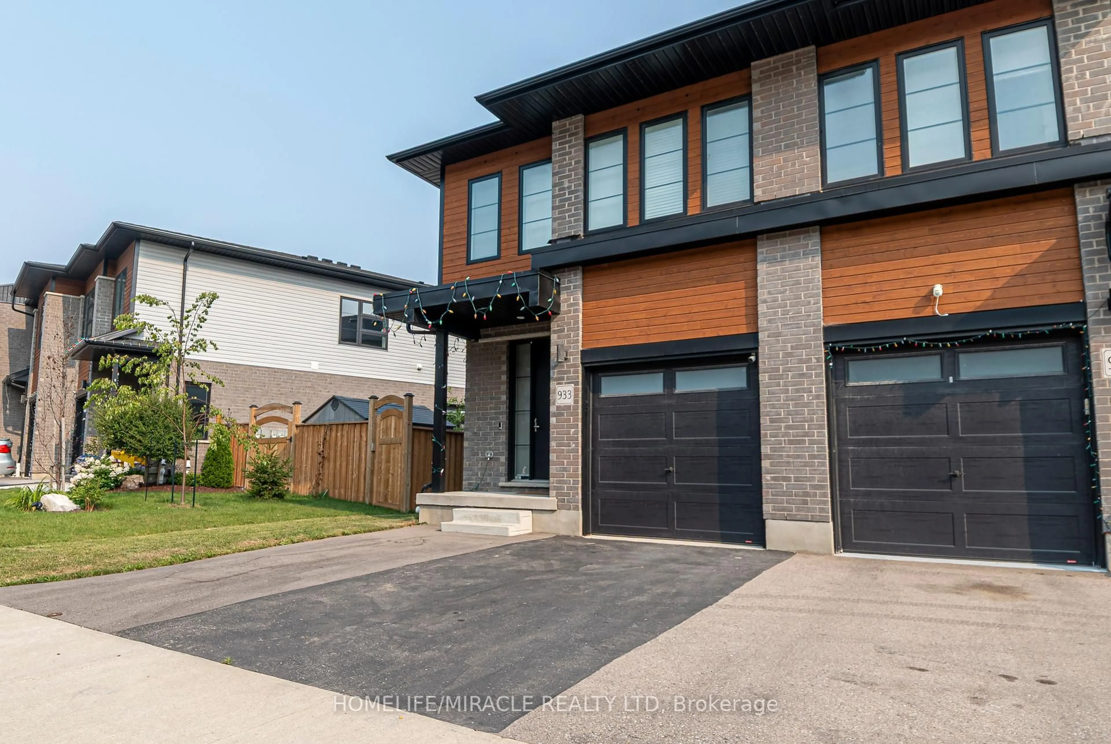 Home with brick exterior material, street for 933 Robert Ferrie Dr, Kitchener Ontario N2R 0P9