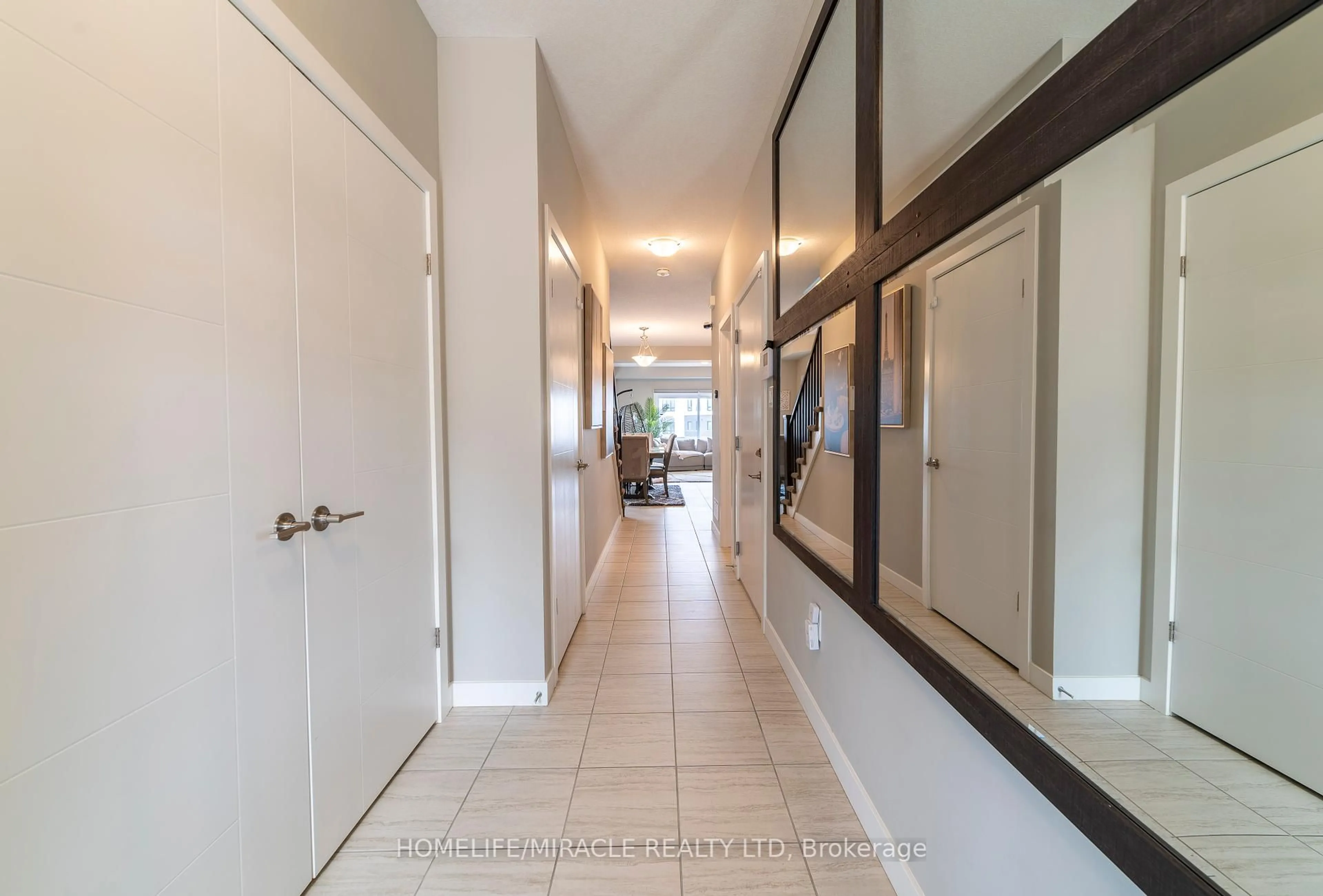 Indoor entryway for 933 Robert Ferrie Dr, Kitchener Ontario N2R 0P9
