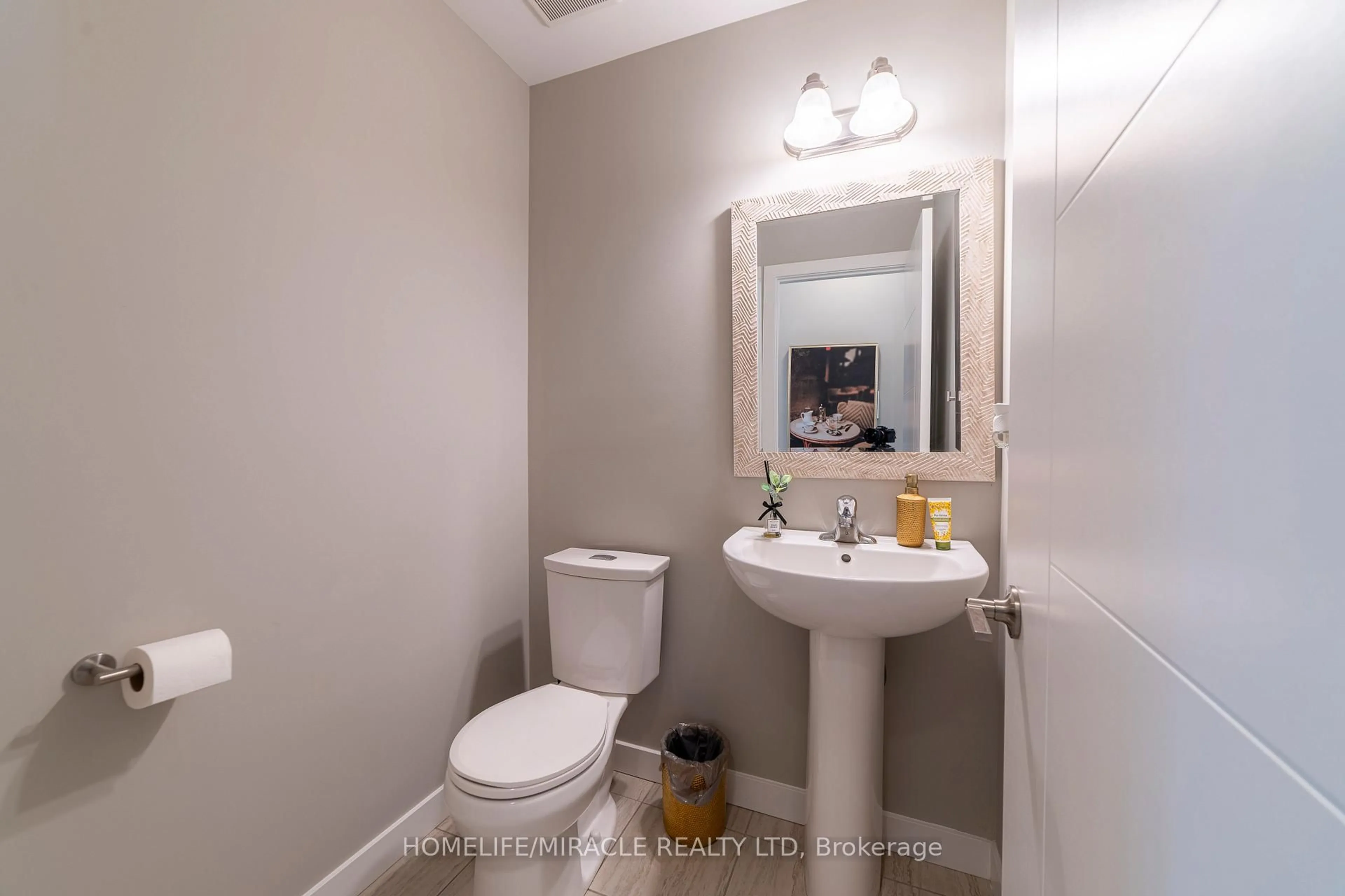 Standard bathroom, ceramic/tile floor for 933 Robert Ferrie Dr, Kitchener Ontario N2R 0P9