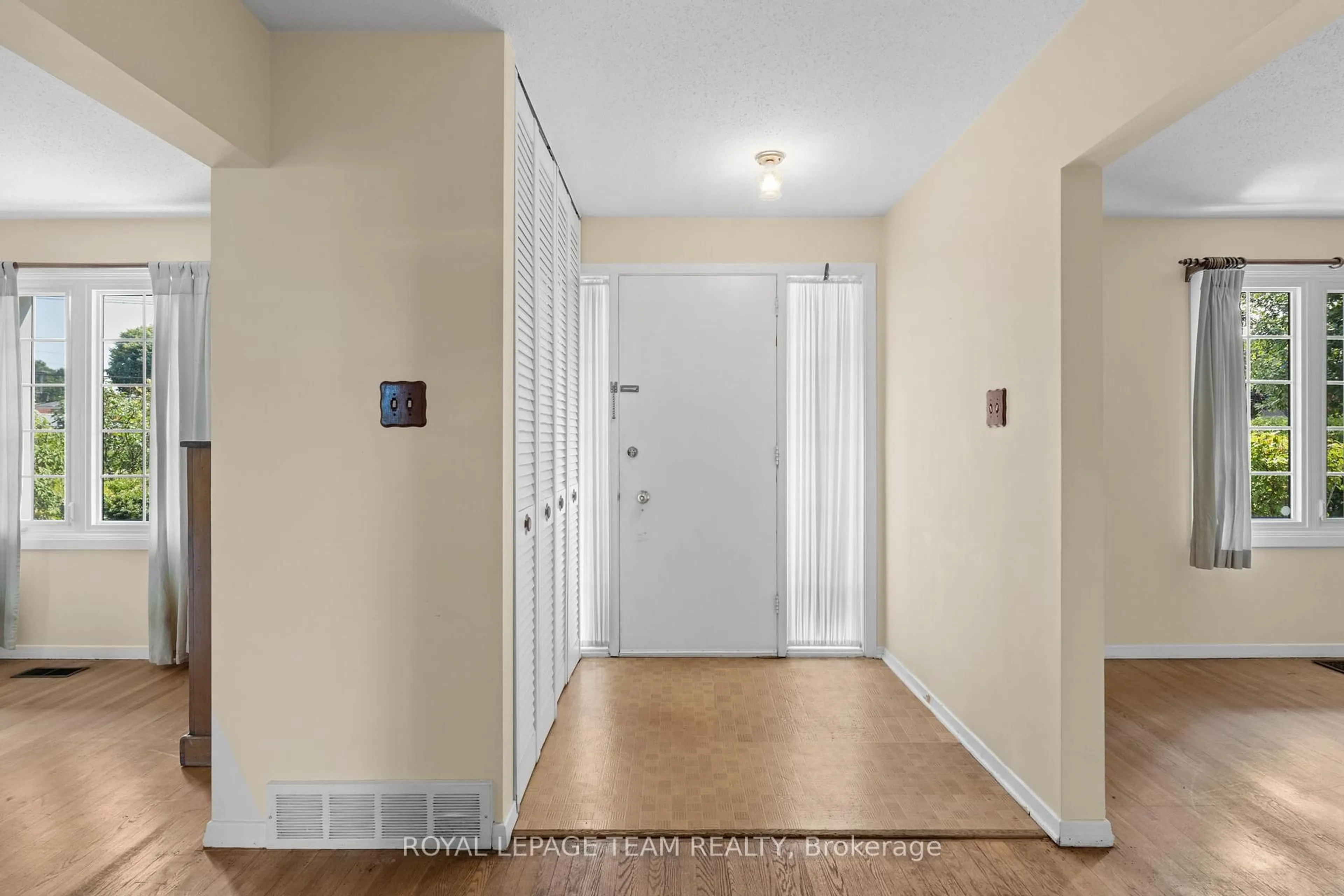 Indoor entryway for 1875 Kilborn Ave, Ottawa Ontario K1H 6N3