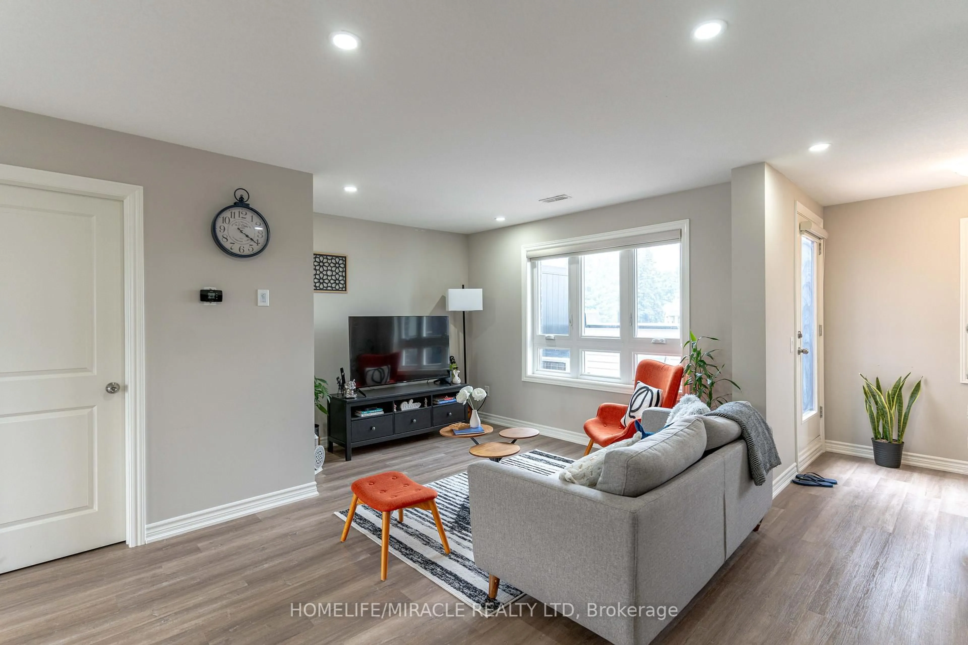 Living room with furniture, unknown for 261 Chapel Hill Dr #Unit 45,, Kitchener Ontario N2R 1N5
