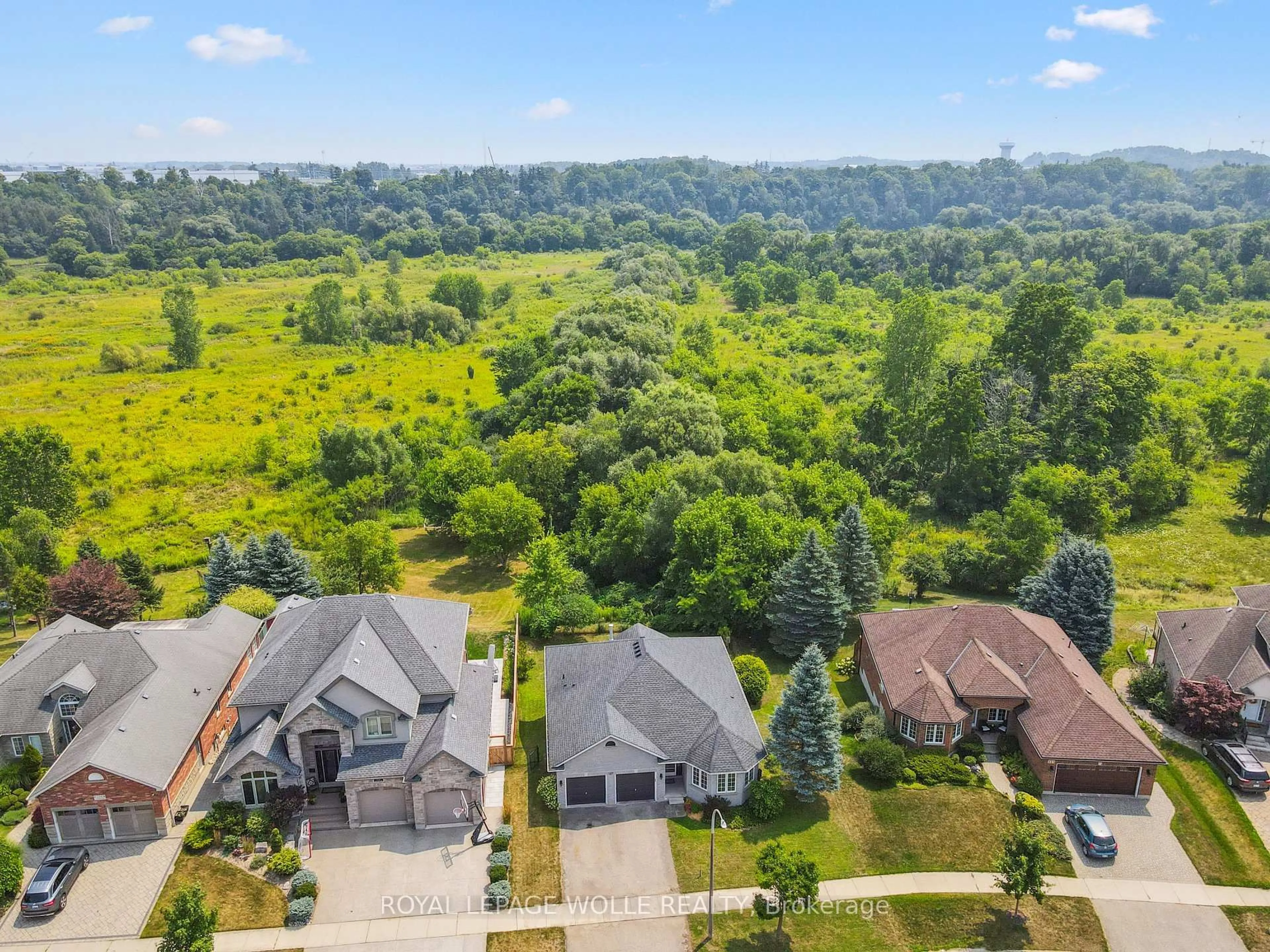 A pic from outside/outdoor area/front of a property/back of a property/a pic from drone, unknown for 127 Chandos Dr, Kitchener Ontario N2A 3Z5
