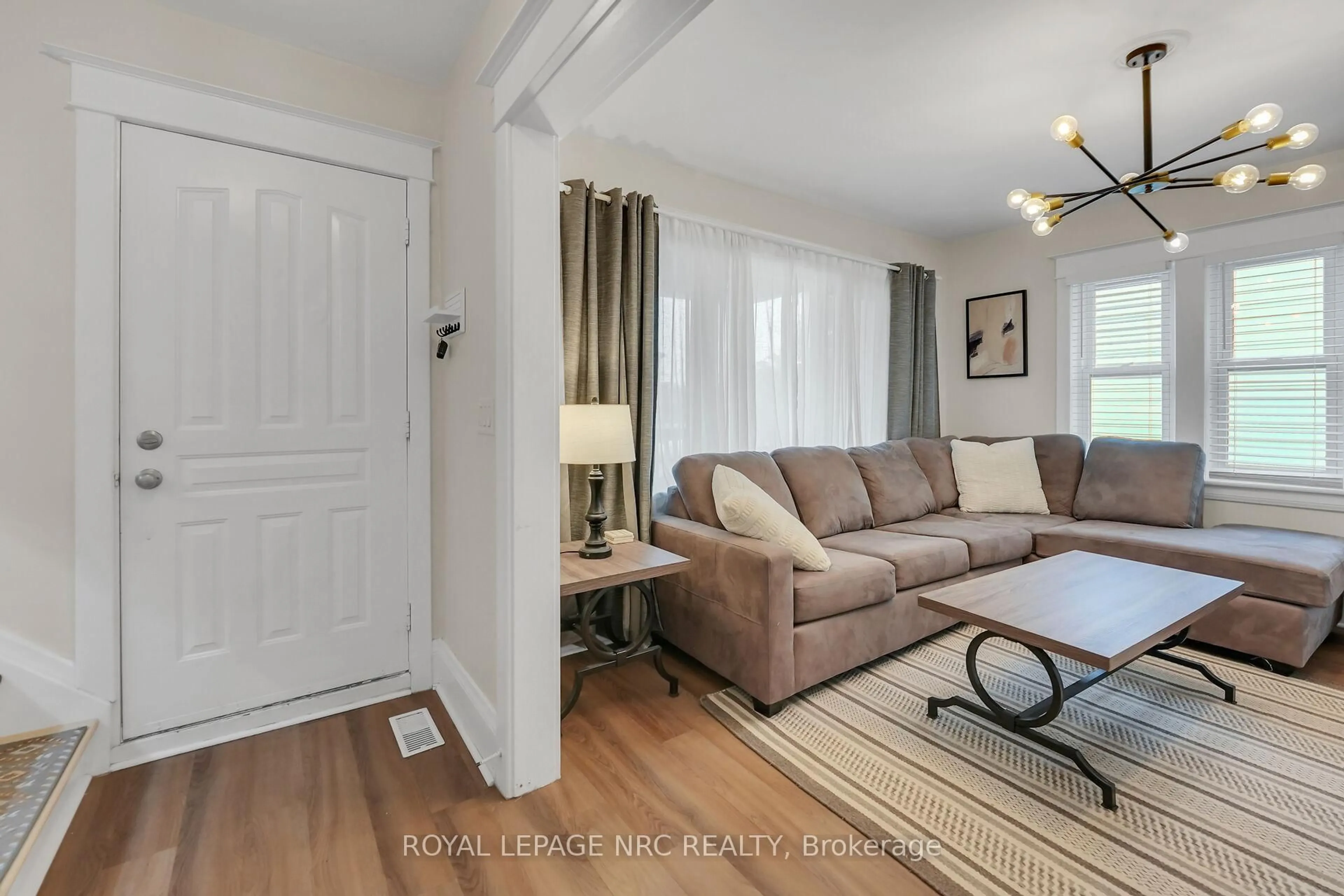Living room with furniture, wood/laminate floor for 87 Oakland Ave, Welland Ontario L3C 2B9