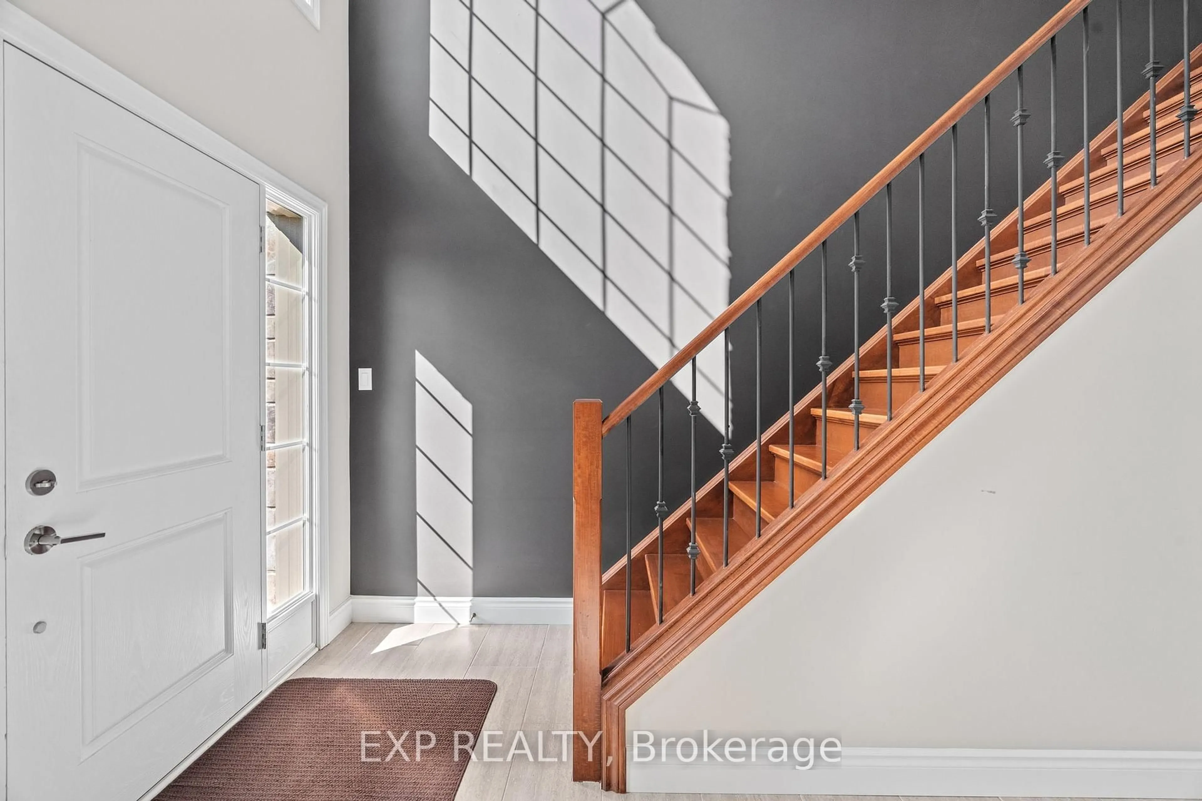 Indoor entryway for 203 Campanale Way, Lucan Biddulph Ontario N0M 2J0