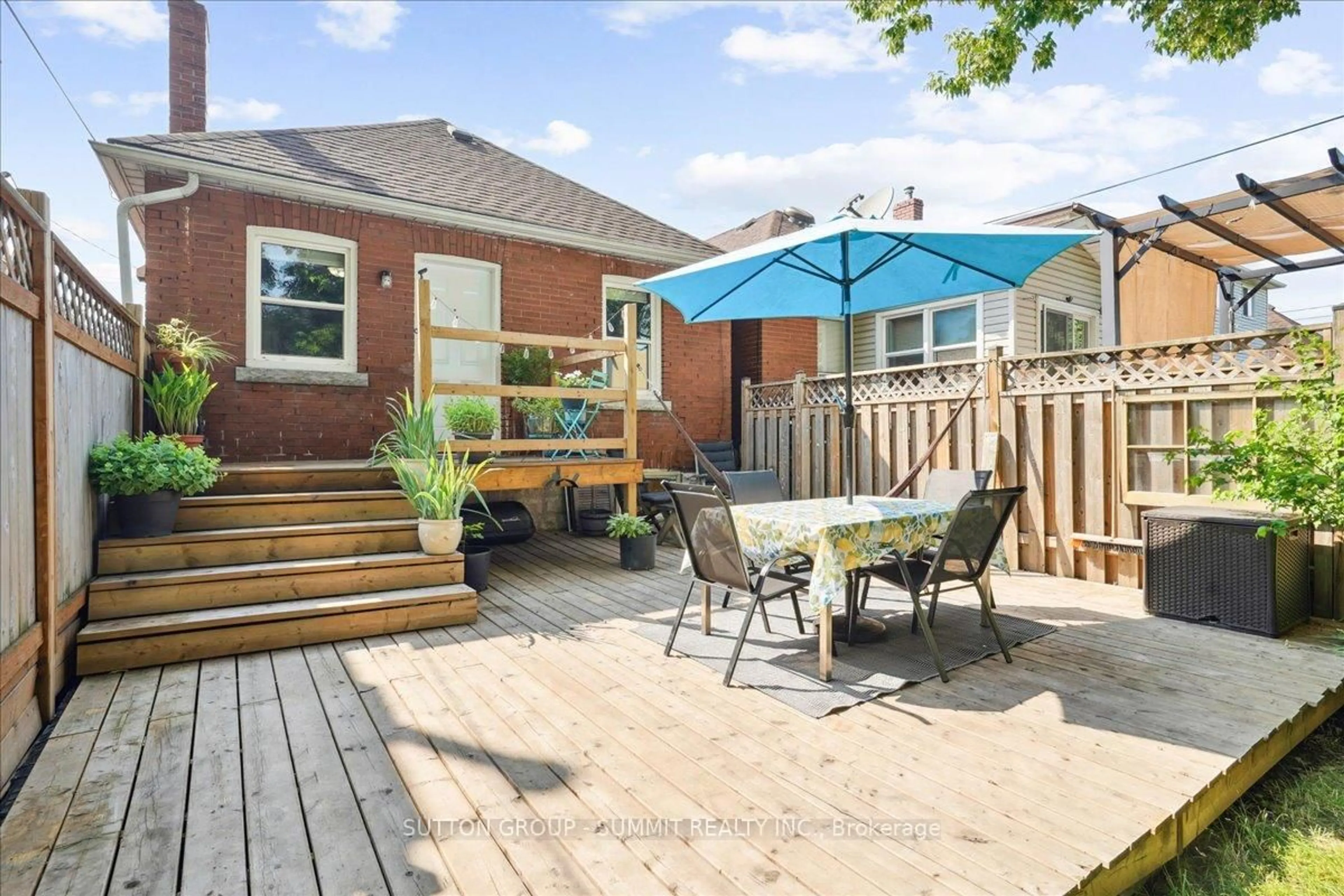 Patio, street for 138 Cope St, Hamilton Ontario L8H 5B4