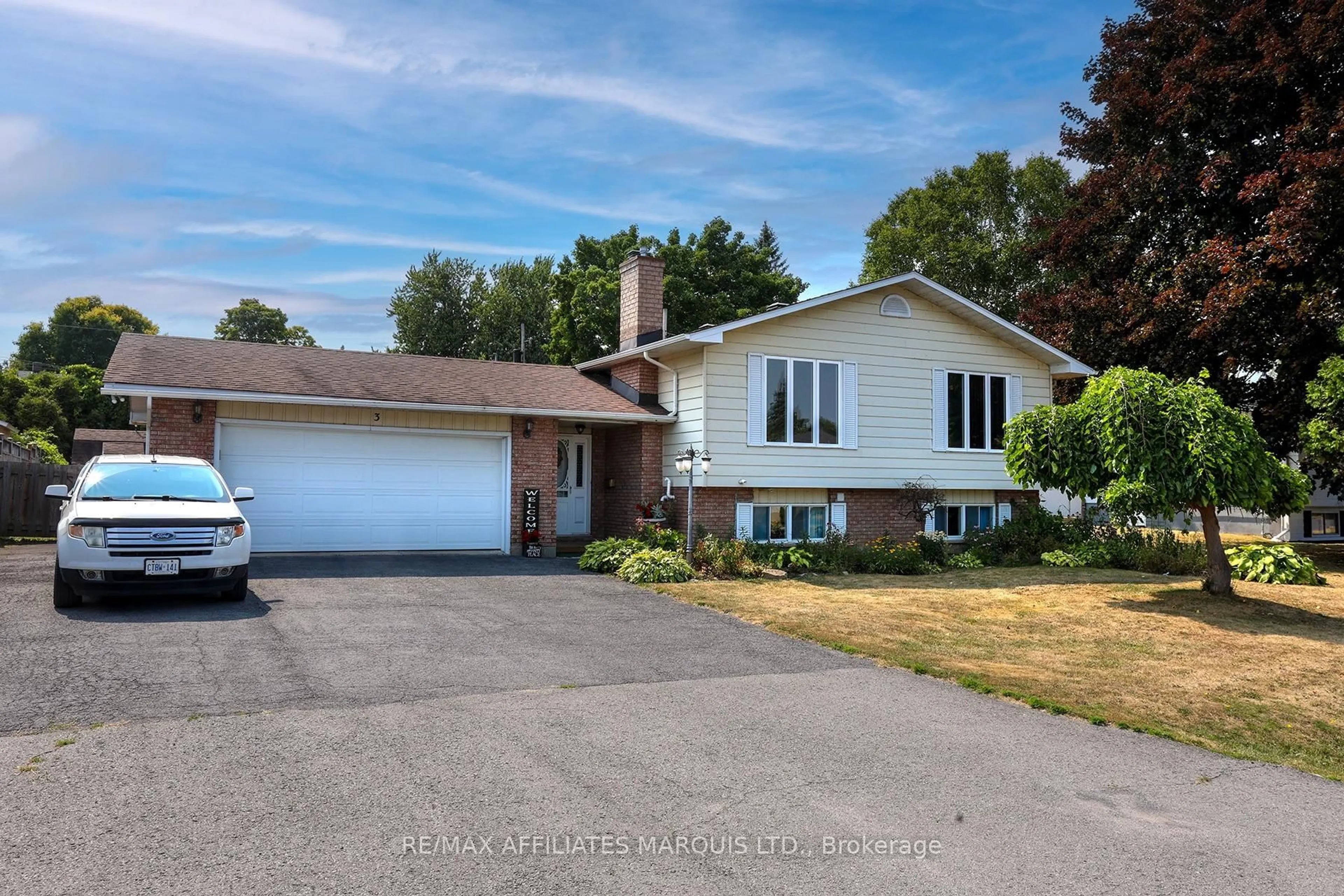 A pic from outside/outdoor area/front of a property/back of a property/a pic from drone, street for 3 Wales Dr Dr, South Stormont Ontario K0C 1M0