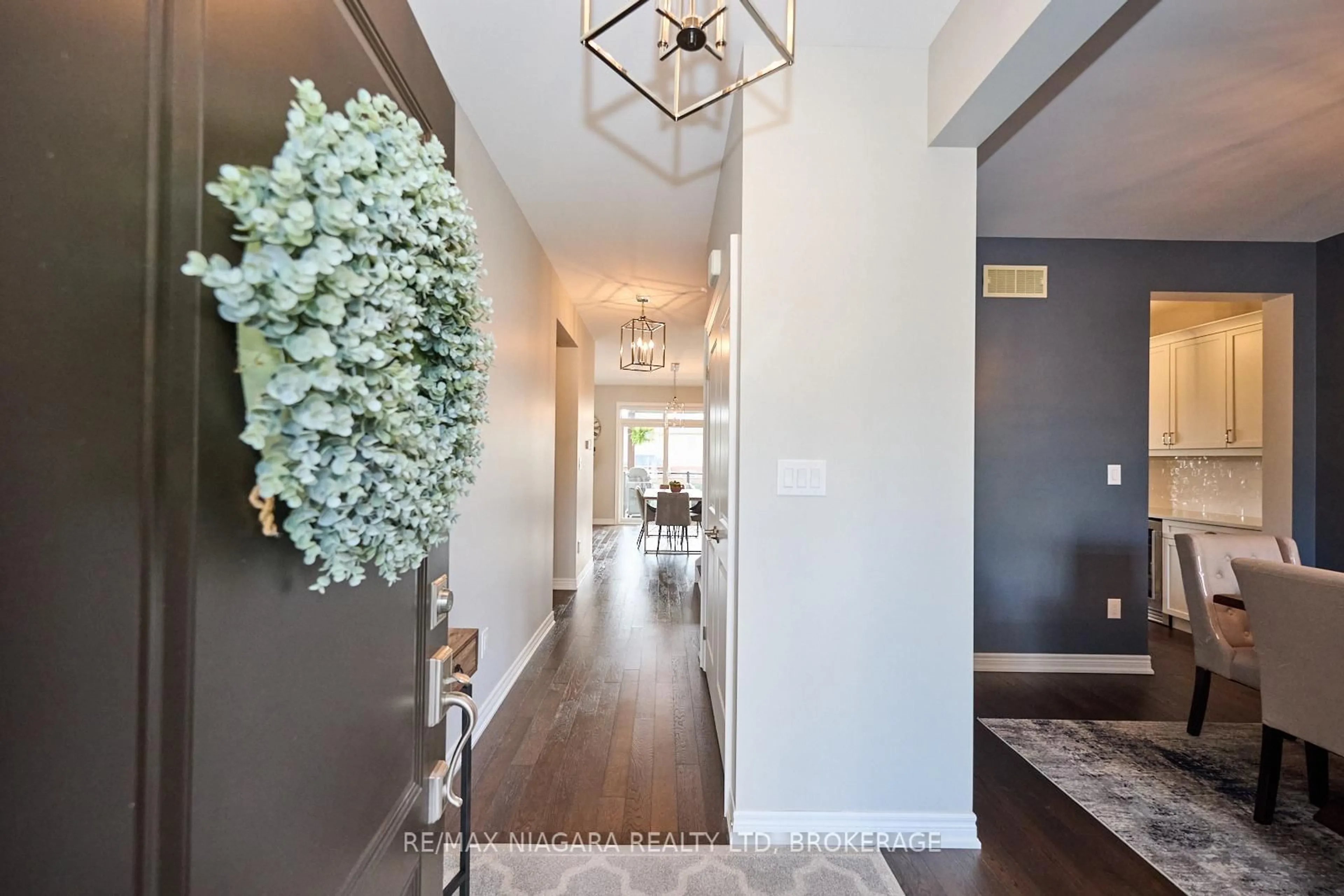 Indoor entryway for 8886 Black Forest Cres, Niagara Falls Ontario L2H 0M8