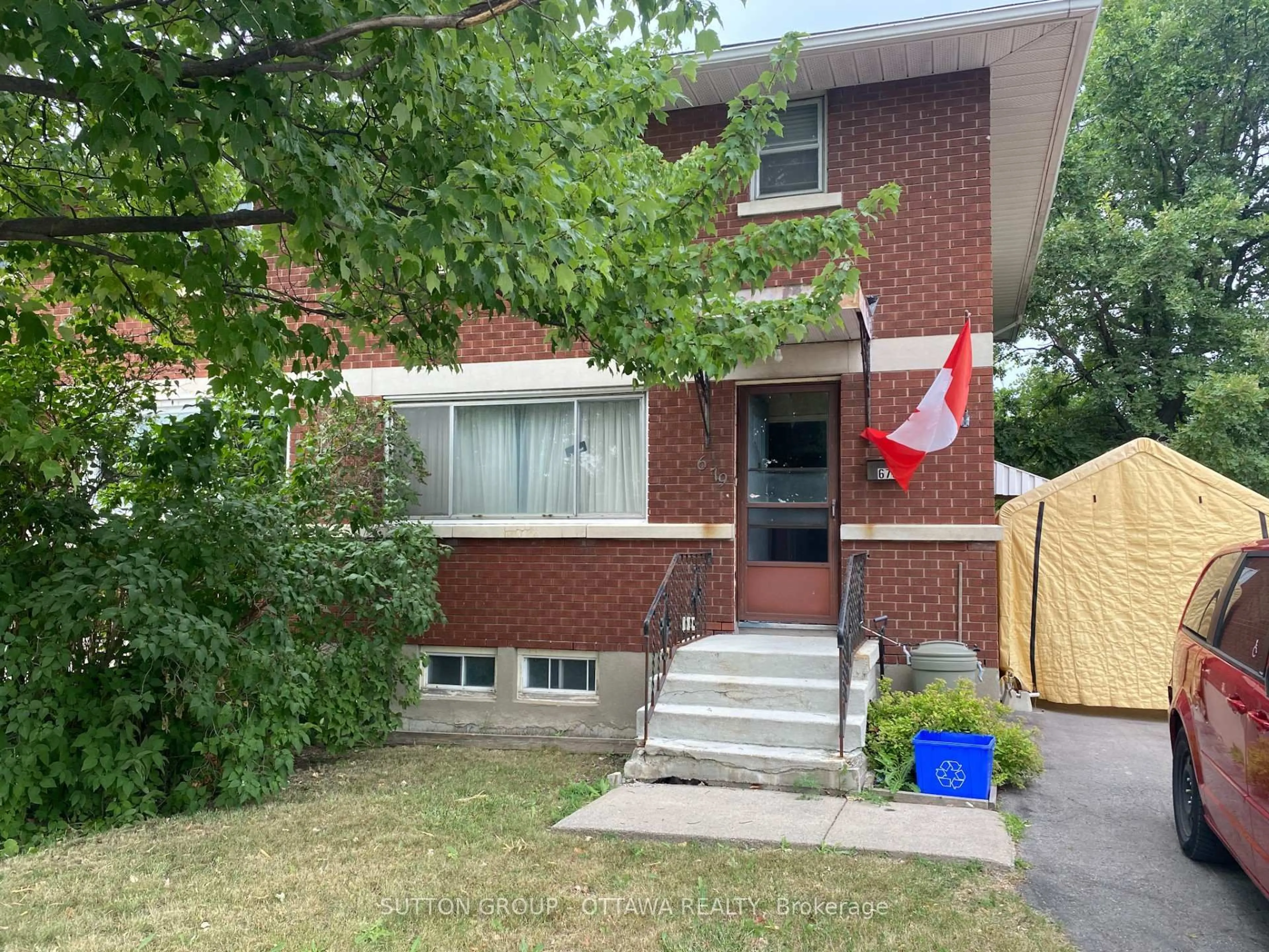 Home with brick exterior material, street for 679 Smyth Rd, Ottawa Ontario K1G 1N7