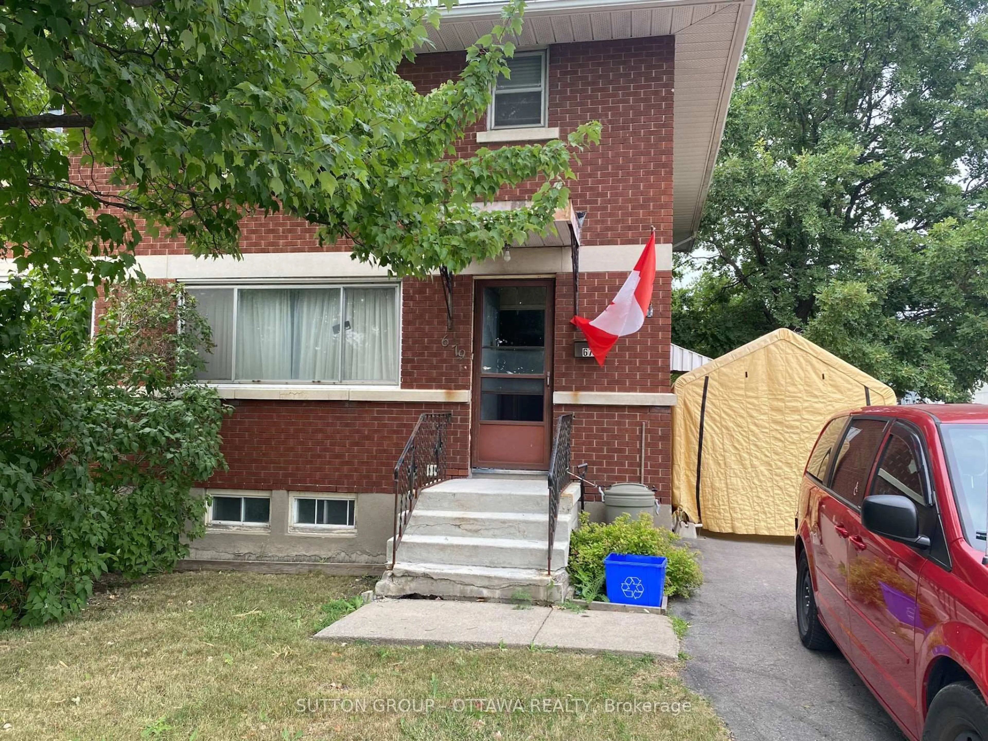 Home with brick exterior material, street for 679 Smyth Rd, Ottawa Ontario K1G 1N7