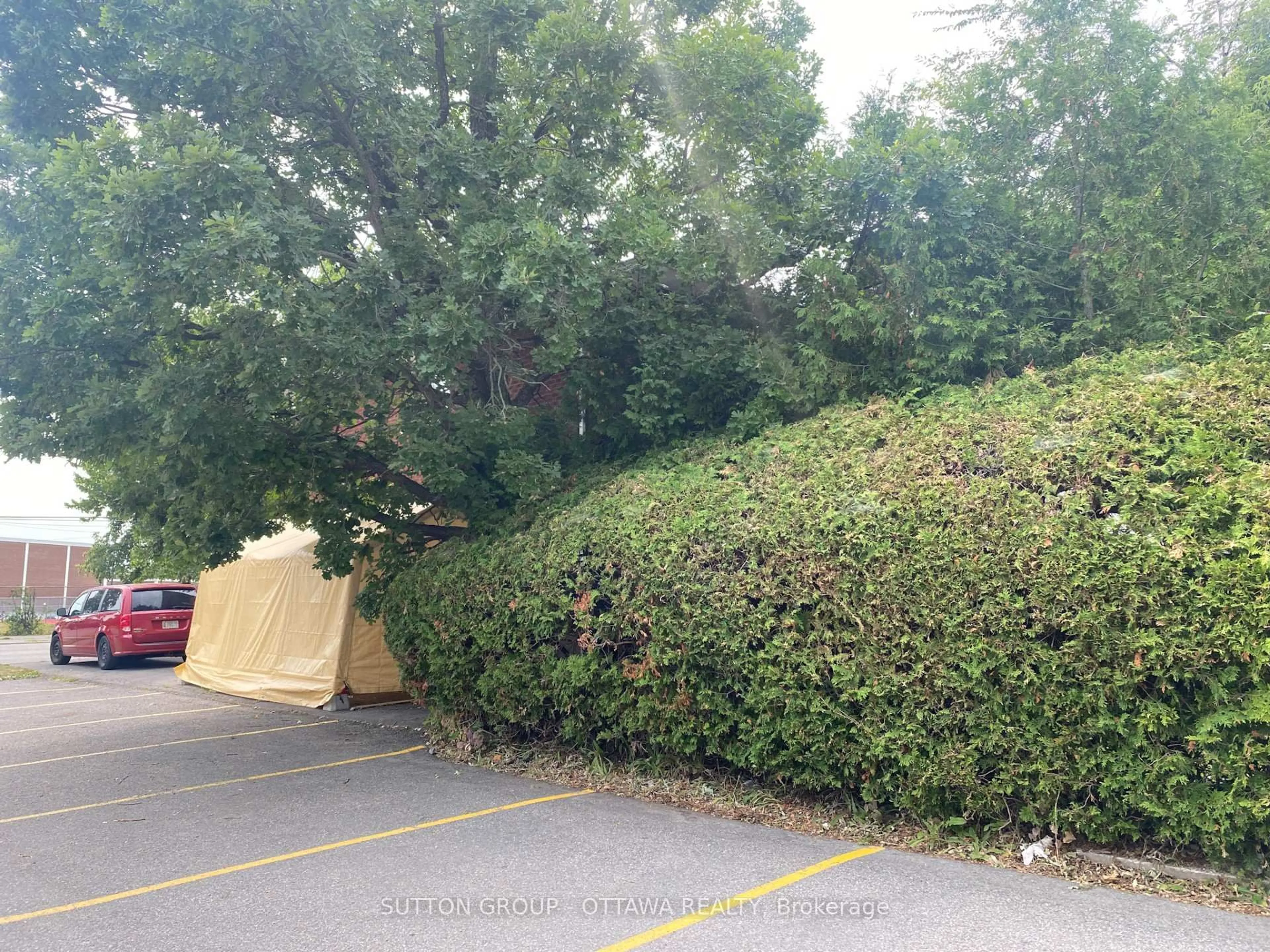 Parking for 679 Smyth Rd, Ottawa Ontario K1G 1N7