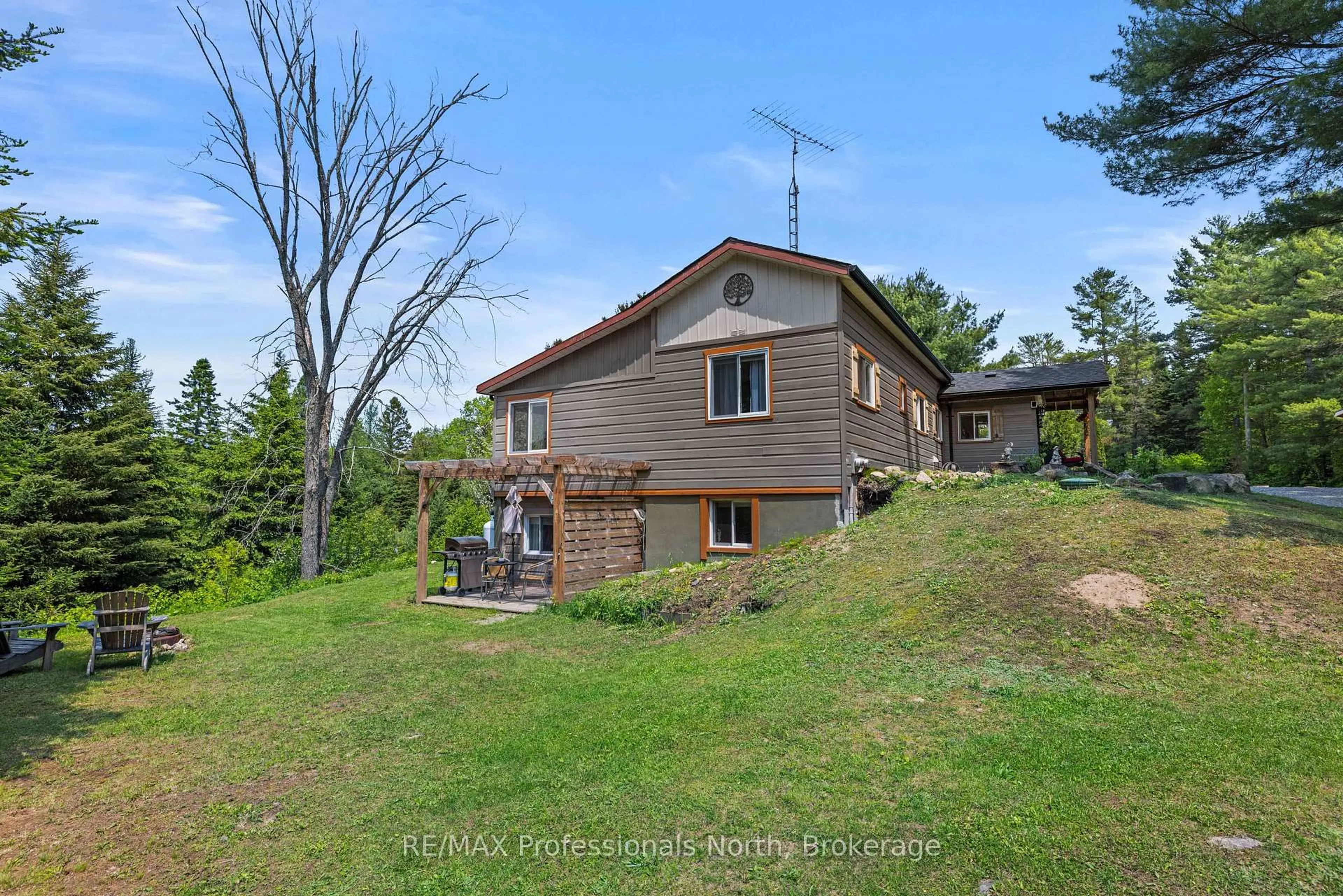 A pic from outside/outdoor area/front of a property/back of a property/a pic from drone, unknown for 1009 Summerville Rd, Highlands East Ontario K0M 1R0