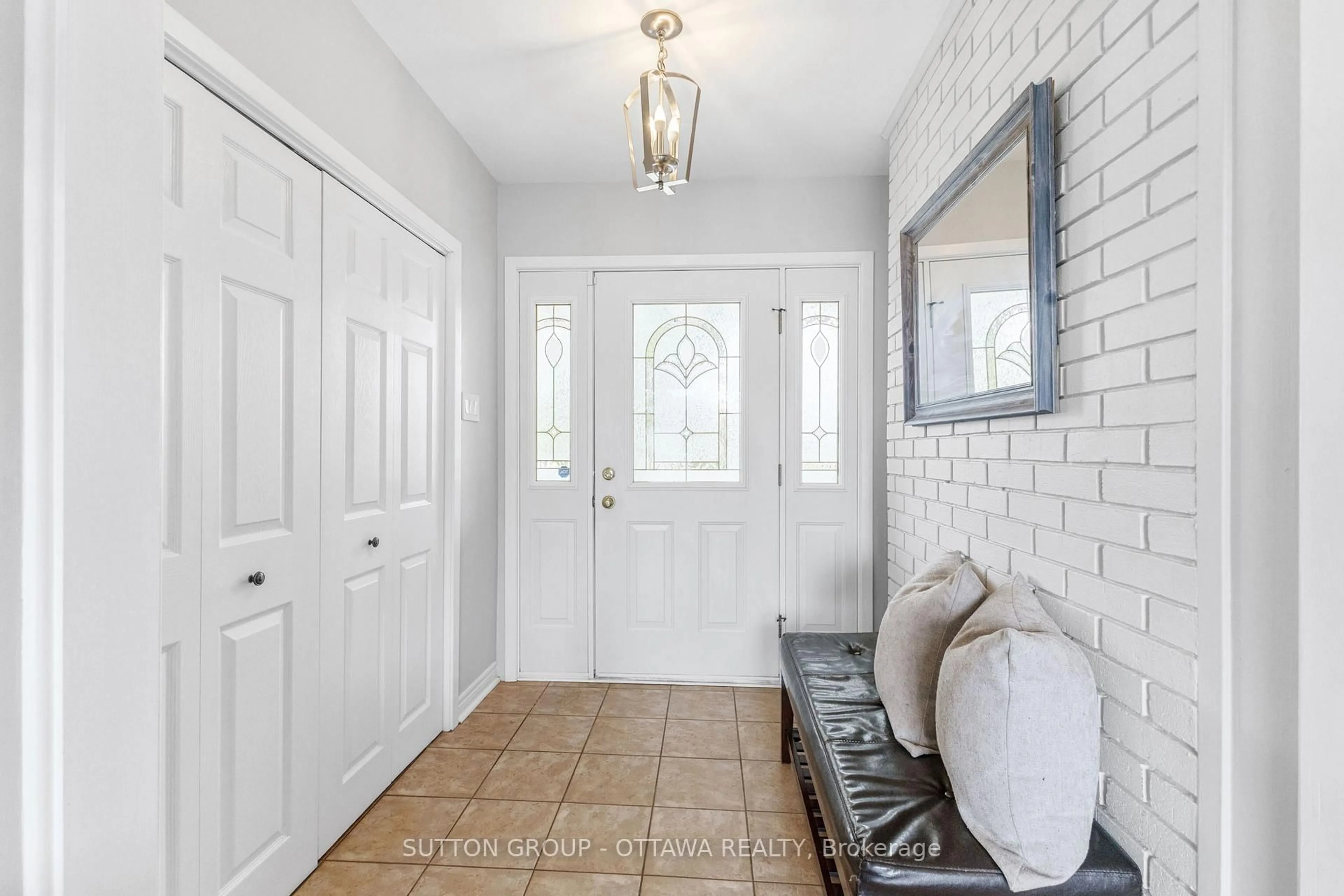Indoor entryway for 22 PHILLIP Dr, Ottawa Ontario K2E 6R7