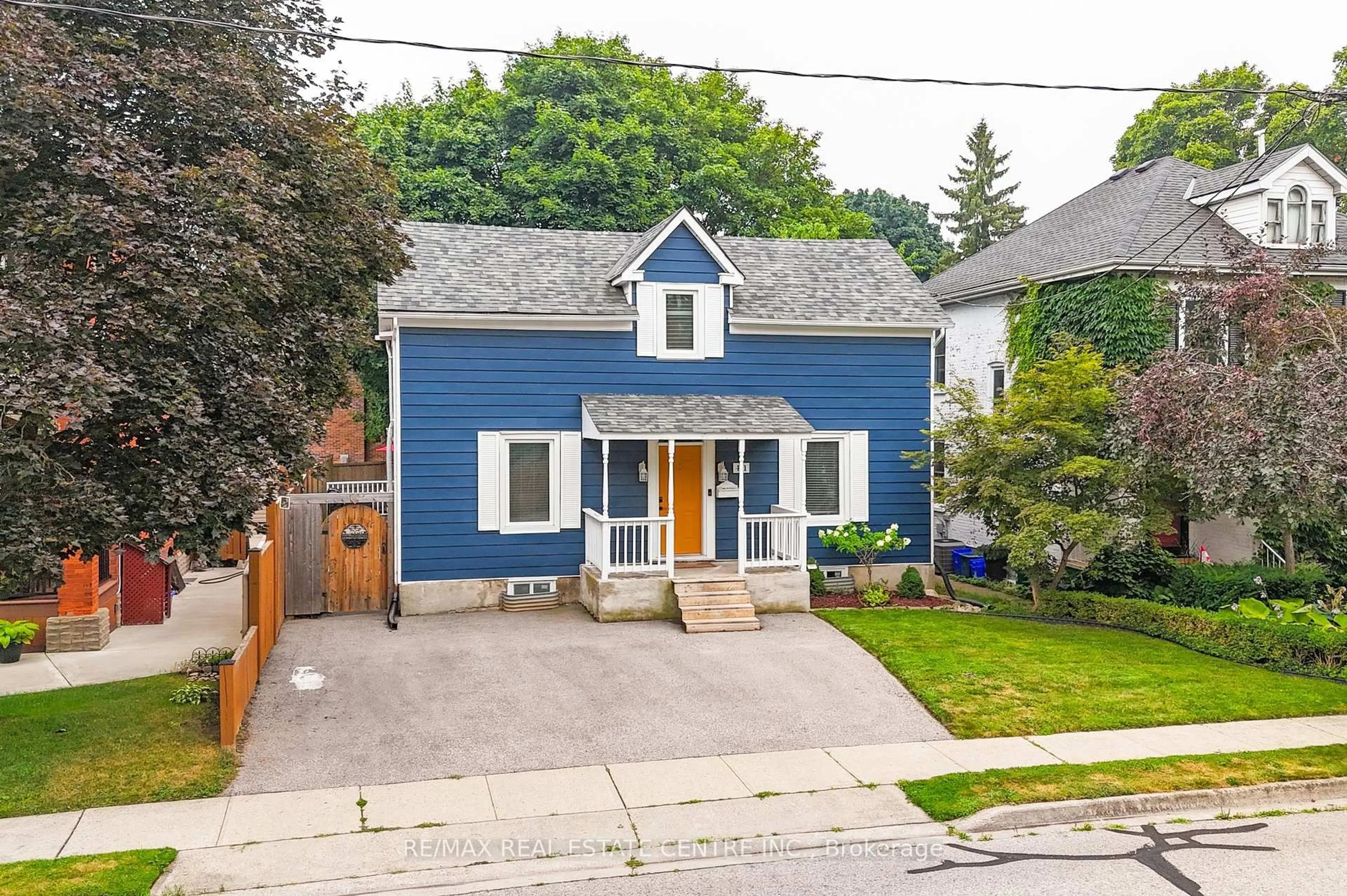 A pic from outside/outdoor area/front of a property/back of a property/a pic from drone, street for 411 Waterloo St, Cambridge Ontario N3H 1P1